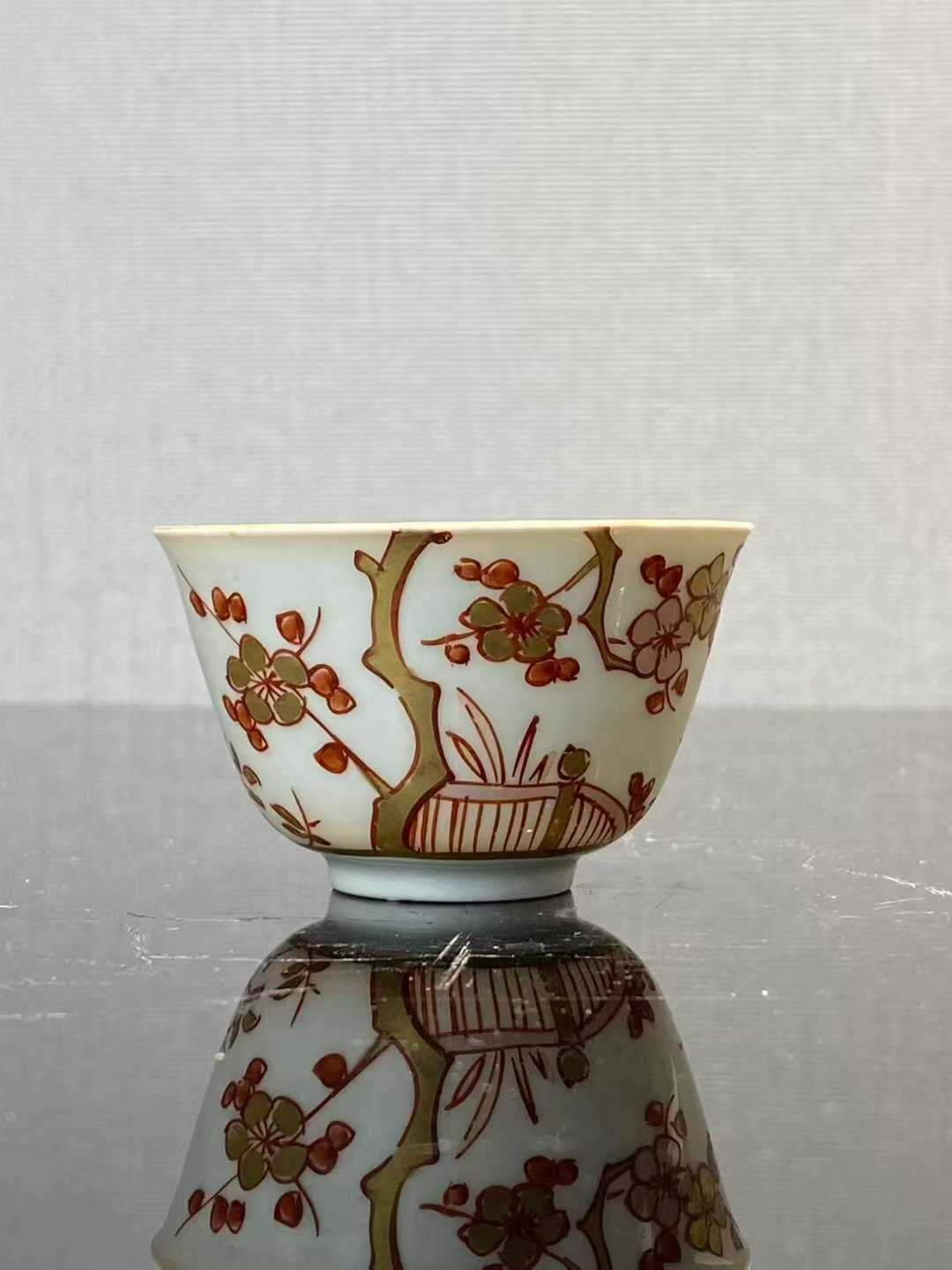 矾红描金桃花纹茶杯