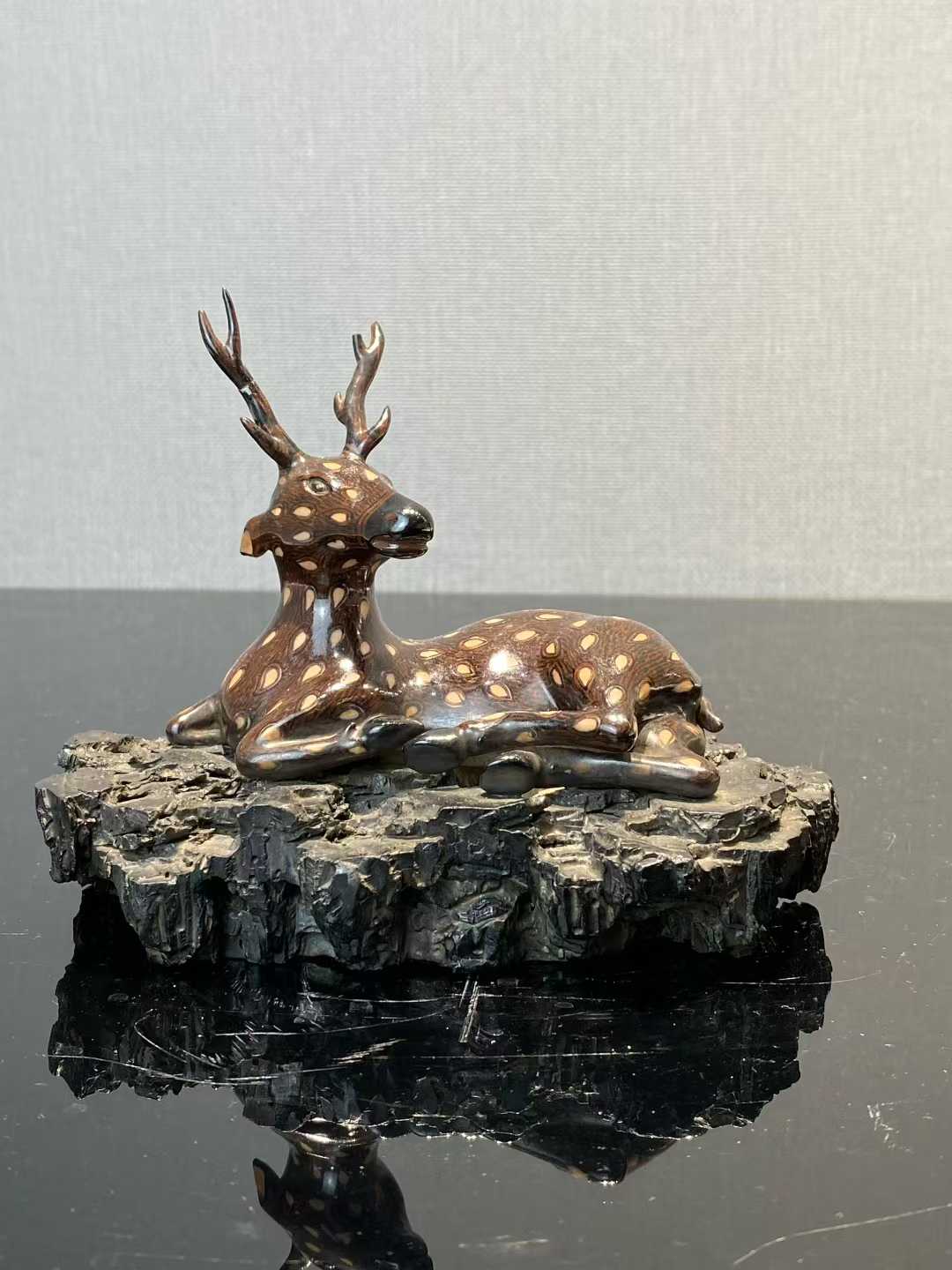 仿生瓷梅花鹿卧像 款：乾隆年制