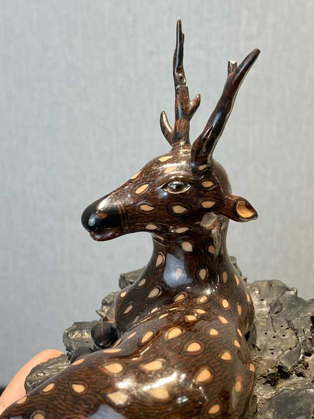 仿生瓷梅花鹿卧像 款：乾隆年制