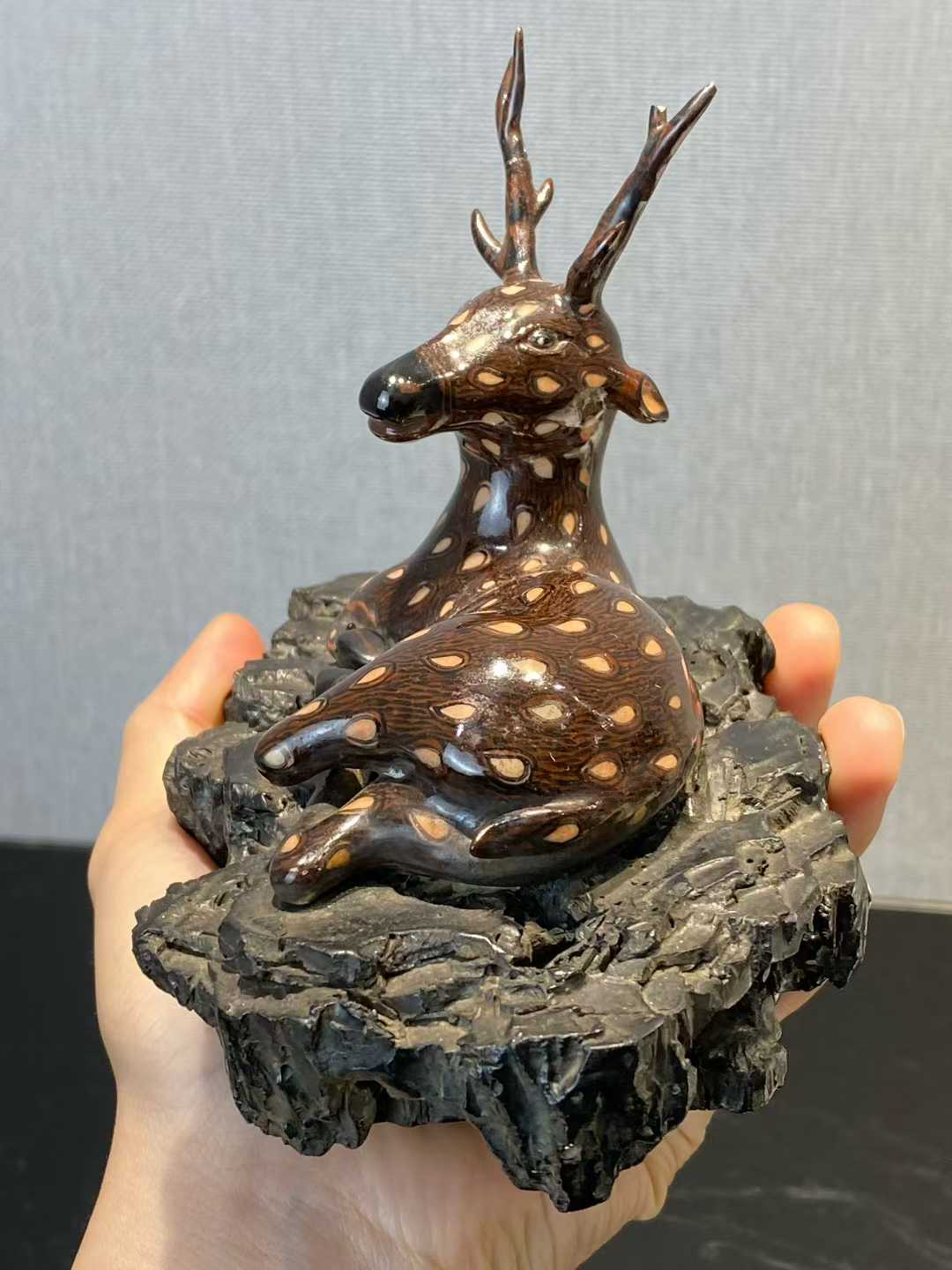 仿生瓷梅花鹿卧像 款：乾隆年制