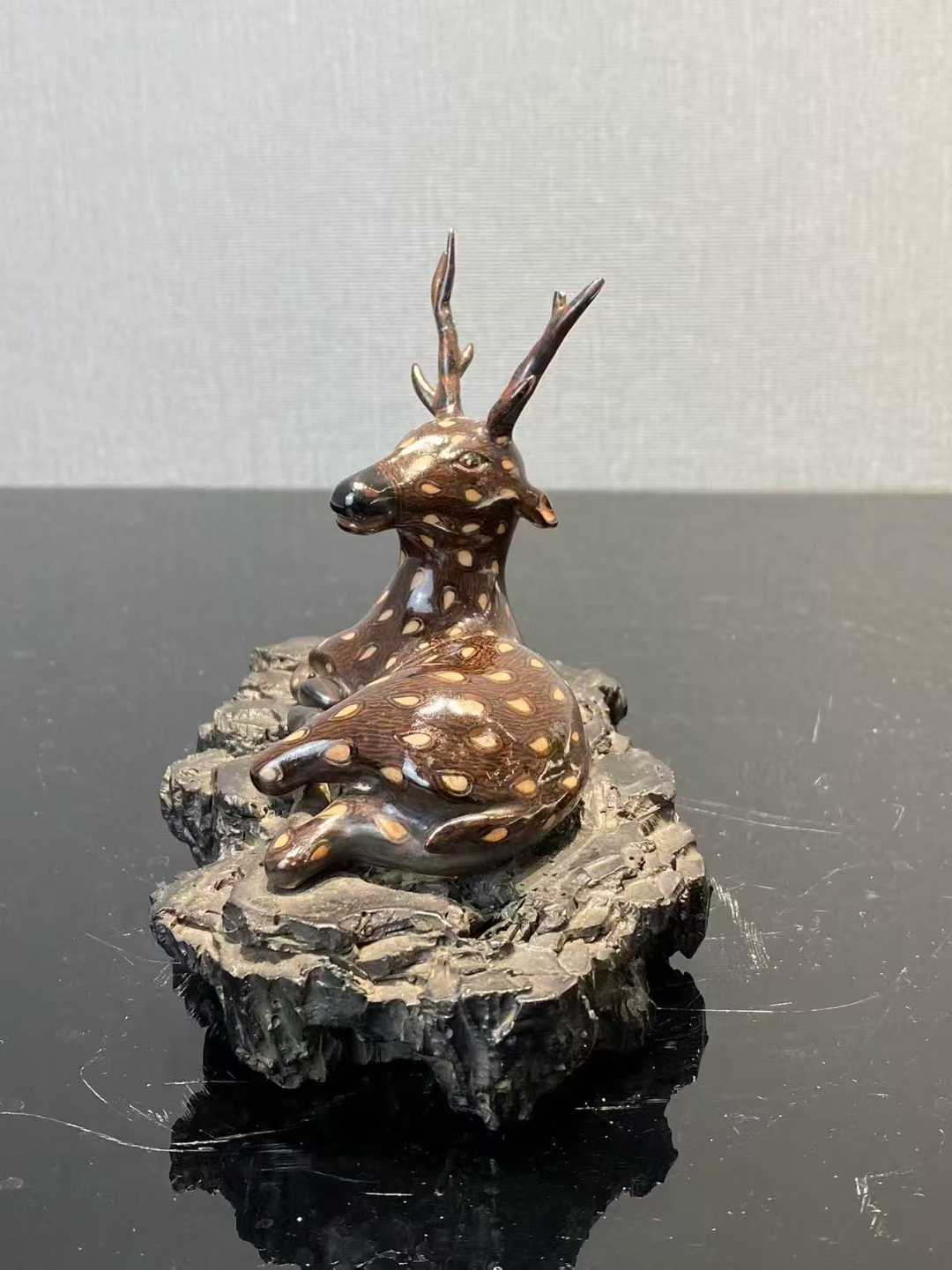 仿生瓷梅花鹿卧像 款：乾隆年制