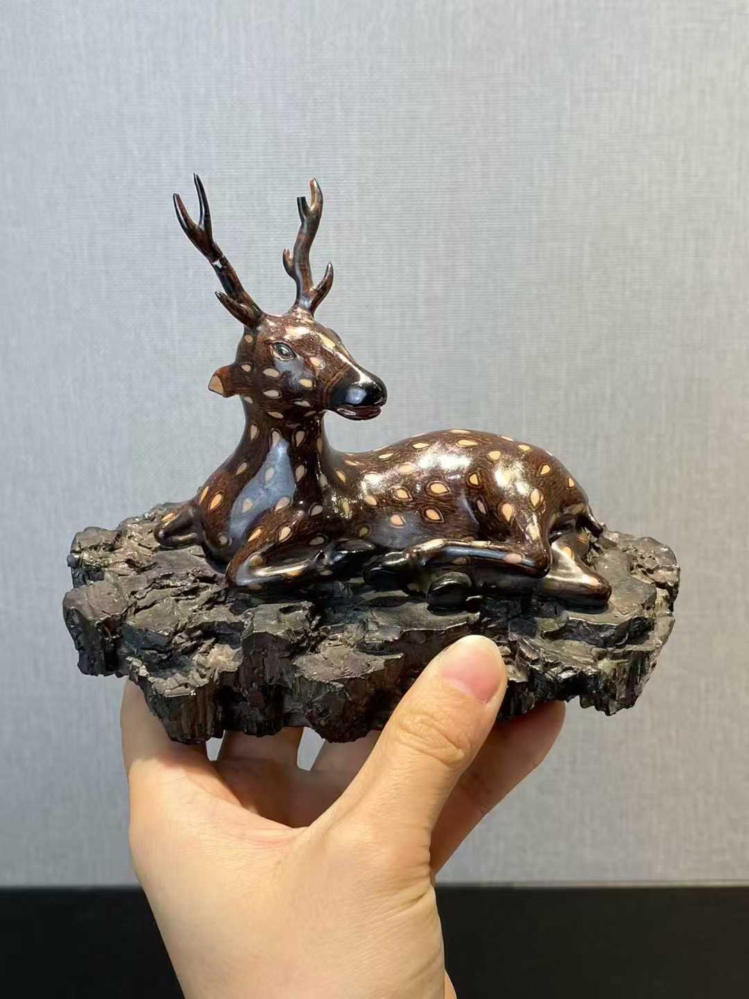 仿生瓷梅花鹿卧像 款：乾隆年制