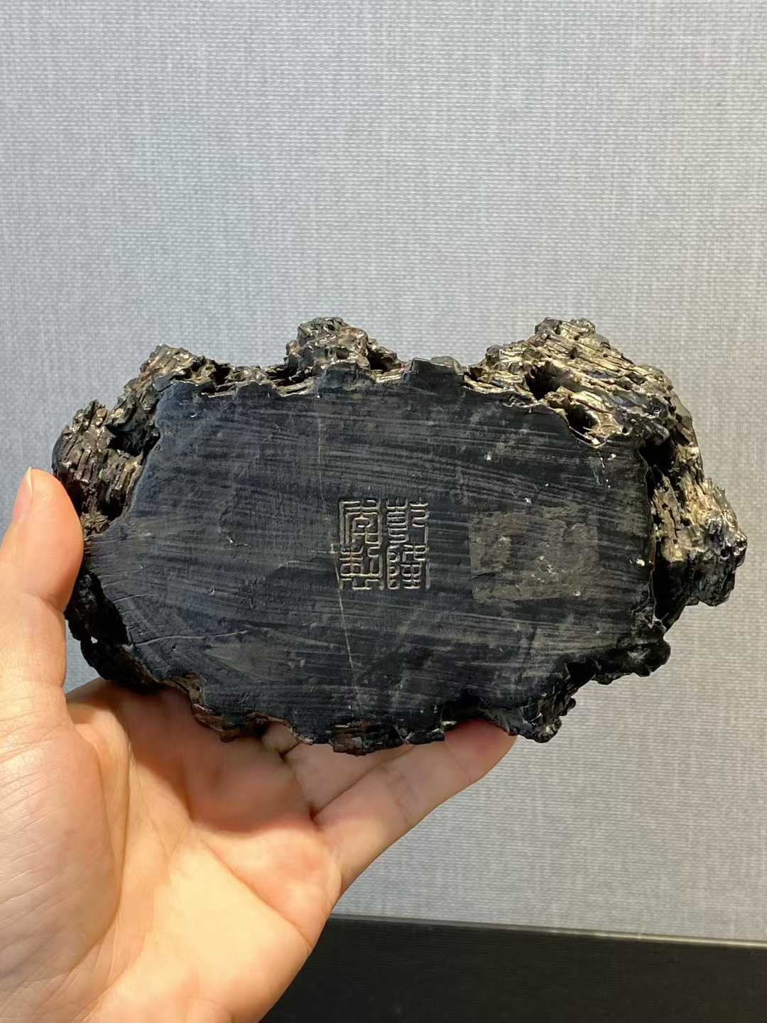 仿生瓷梅花鹿卧像 款：乾隆年制