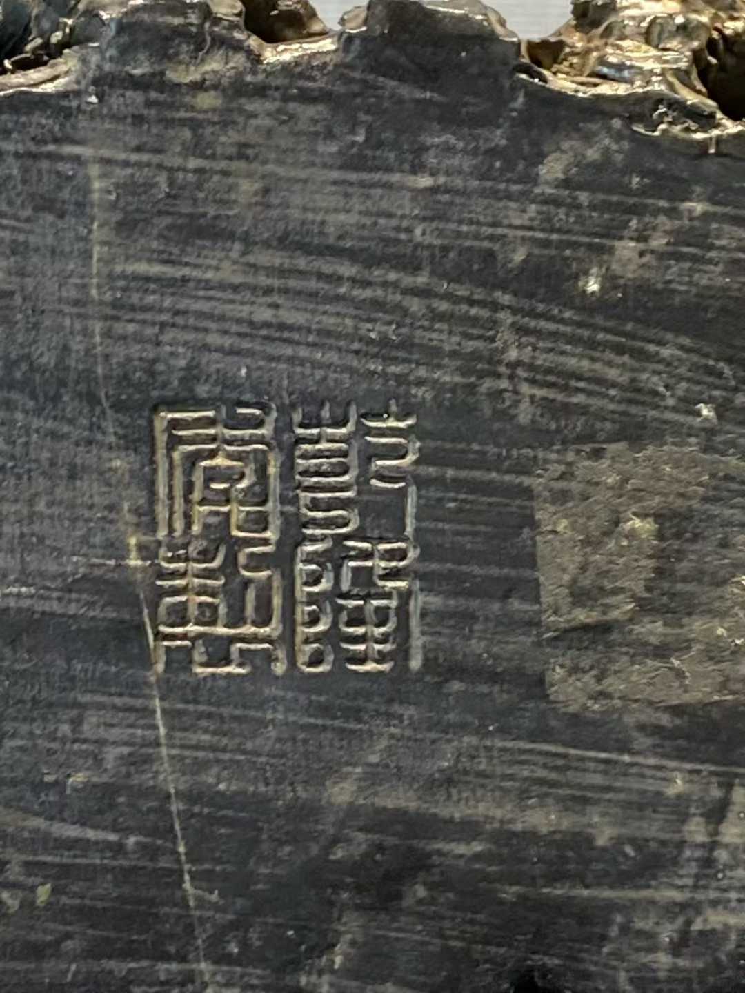 仿生瓷梅花鹿卧像 款：乾隆年制