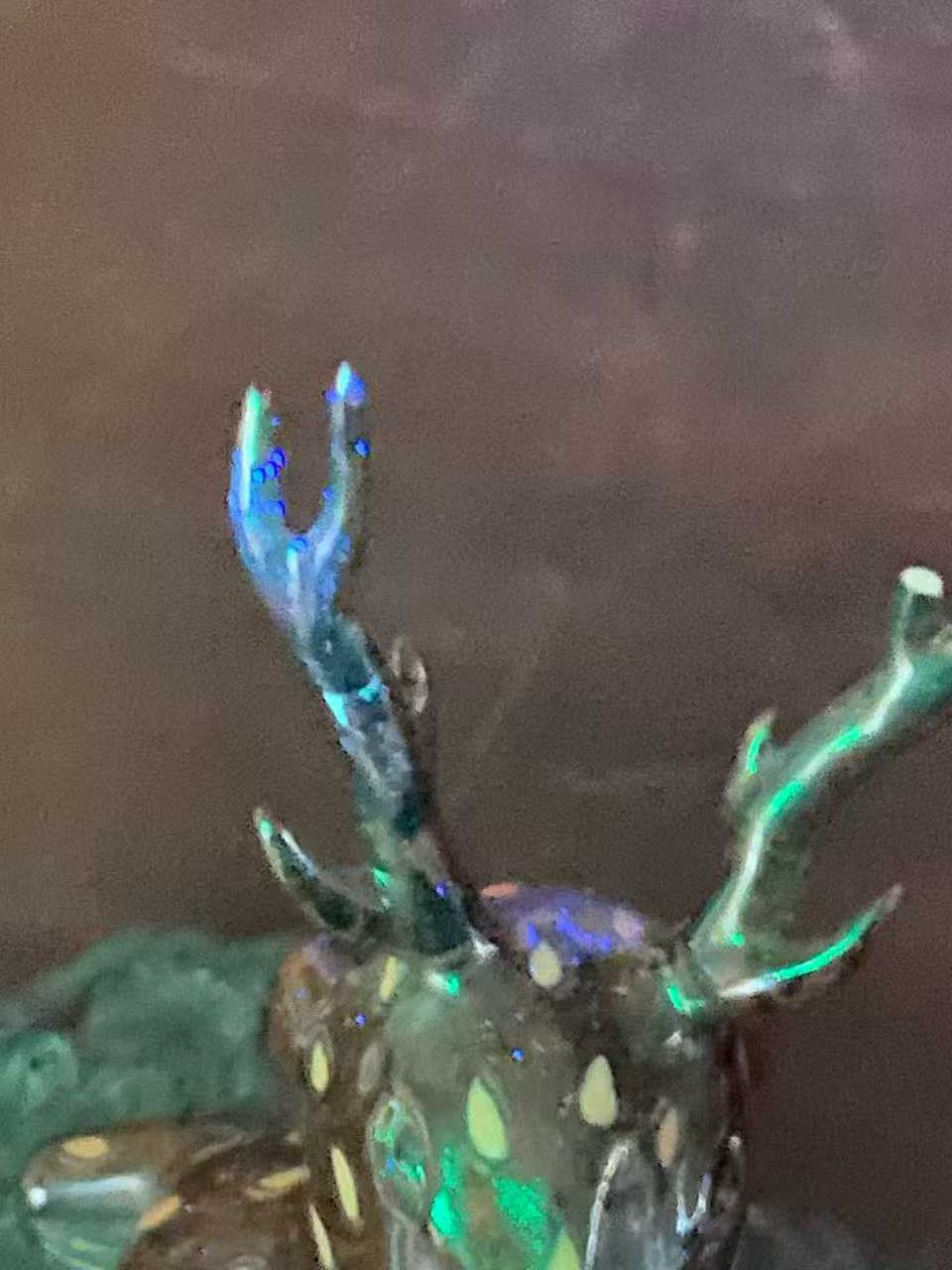 仿生瓷梅花鹿卧像 款：乾隆年制