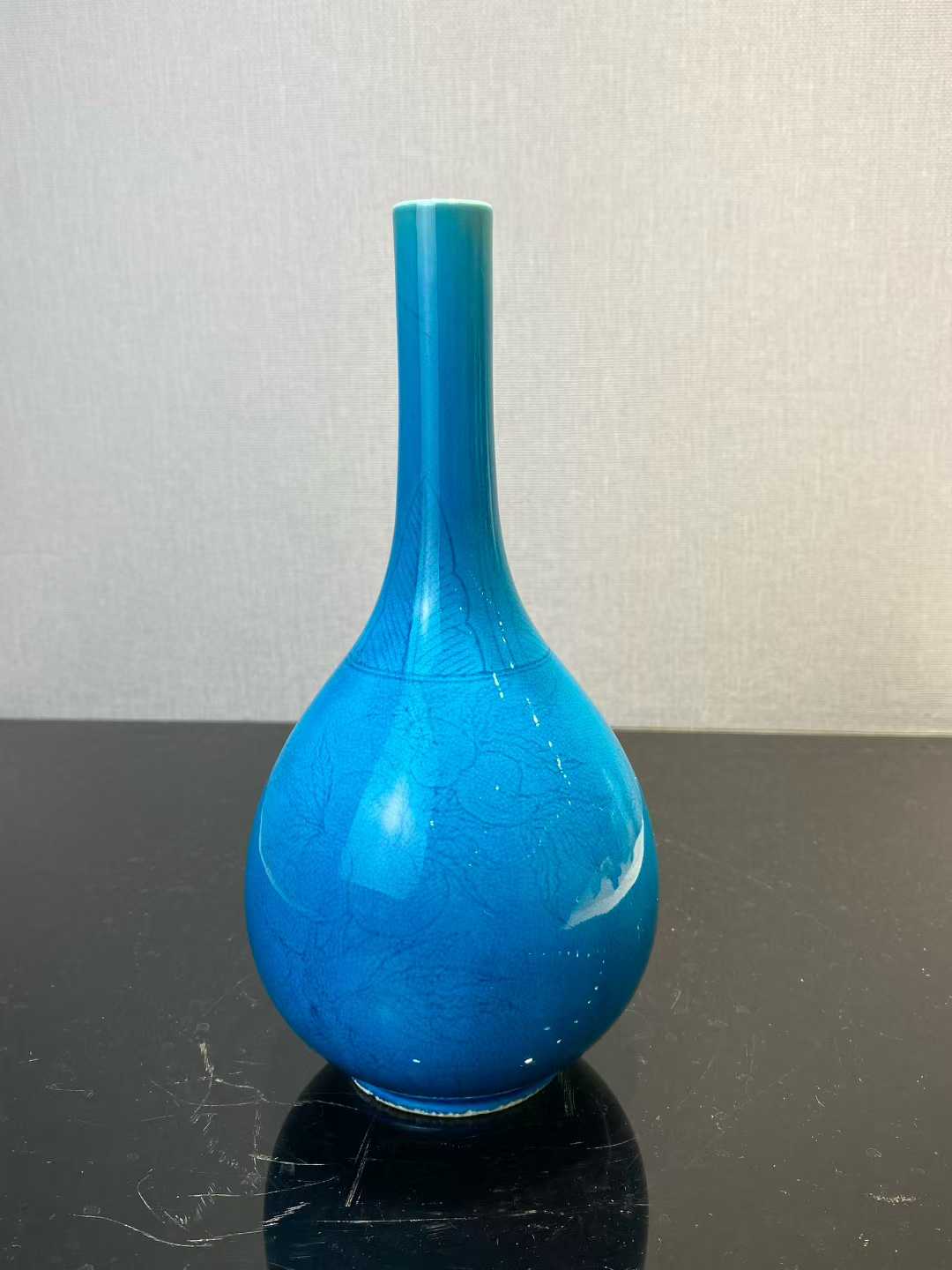 孔雀蓝釉暗刻三多纹胆瓶 款：大清康熙年制