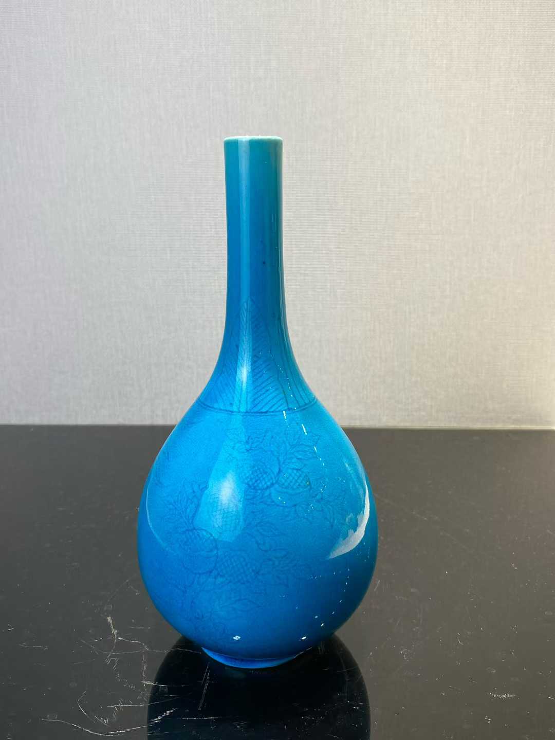 孔雀蓝釉暗刻三多纹胆瓶 款：大清康熙年制