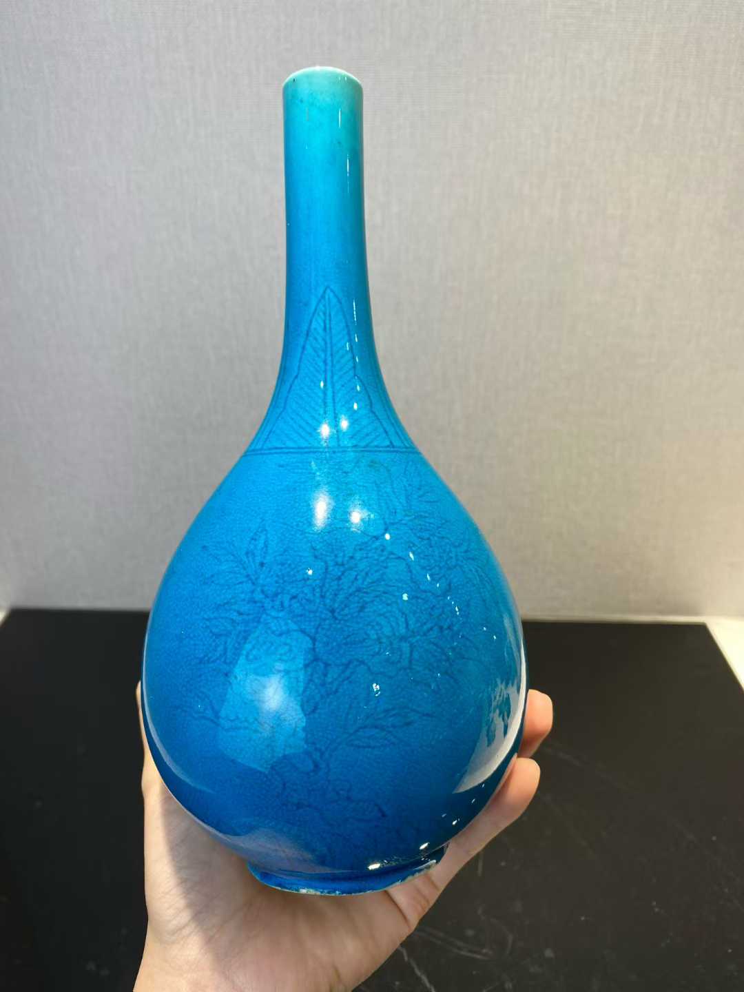 孔雀蓝釉暗刻三多纹胆瓶 款：大清康熙年制