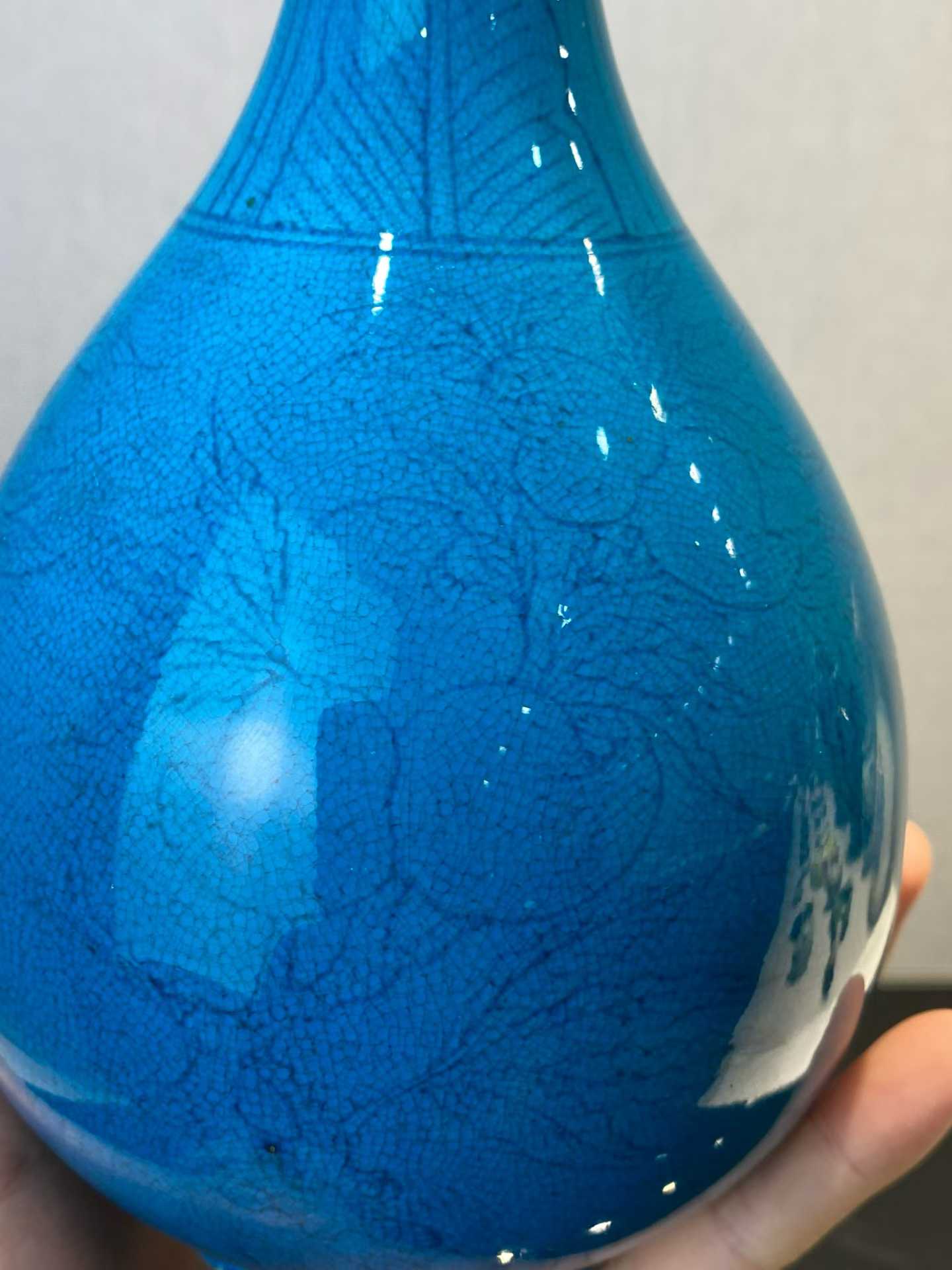 孔雀蓝釉暗刻三多纹胆瓶 款：大清康熙年制