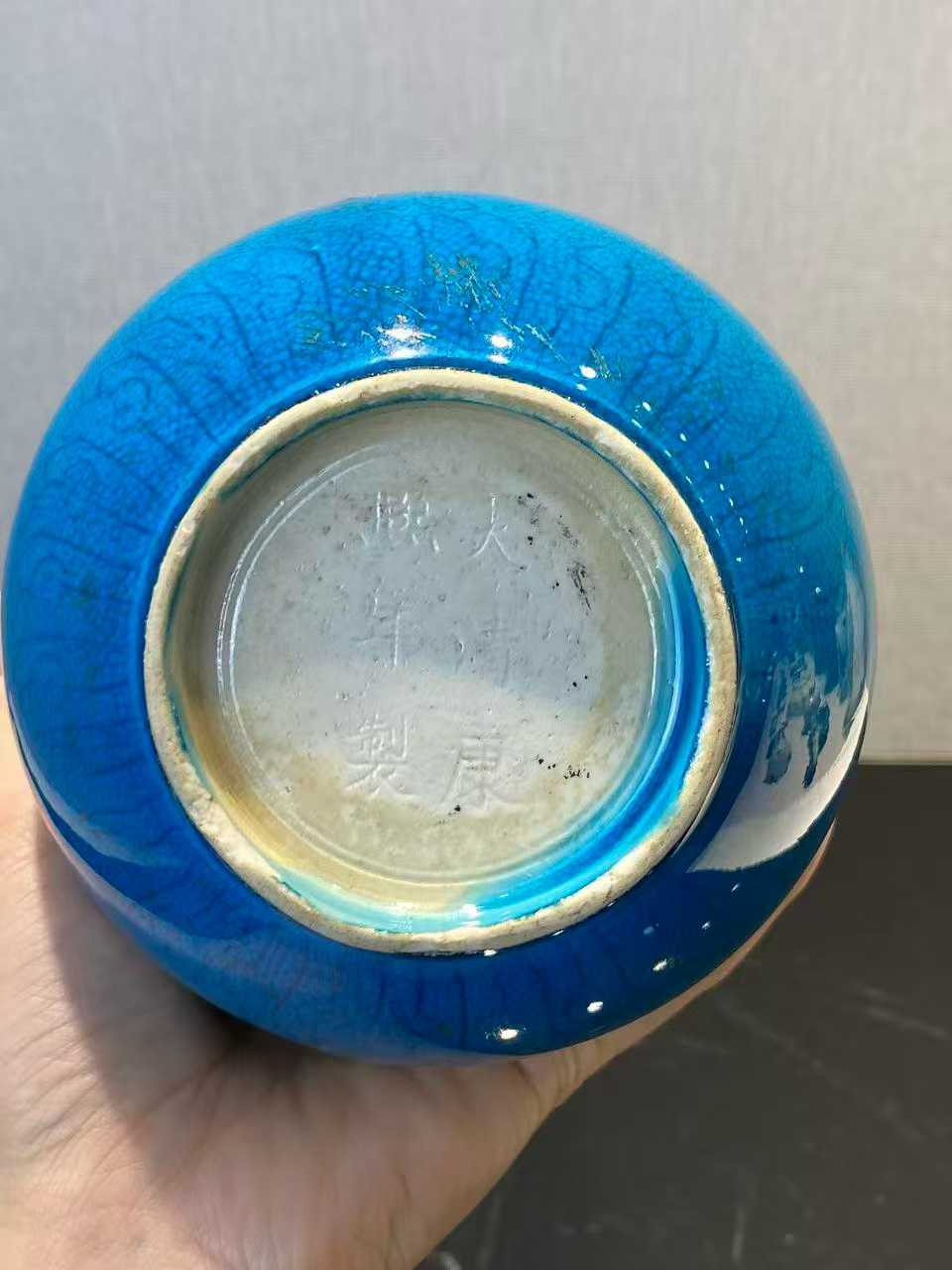 孔雀蓝釉暗刻三多纹胆瓶 款：大清康熙年制