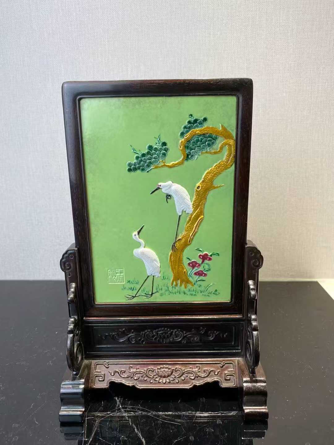 款：王炳荣 秋葵绿釉松鹤图雕瓷插屏