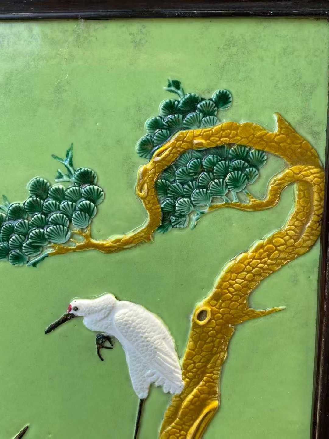 款：王炳荣 秋葵绿釉松鹤图雕瓷插屏