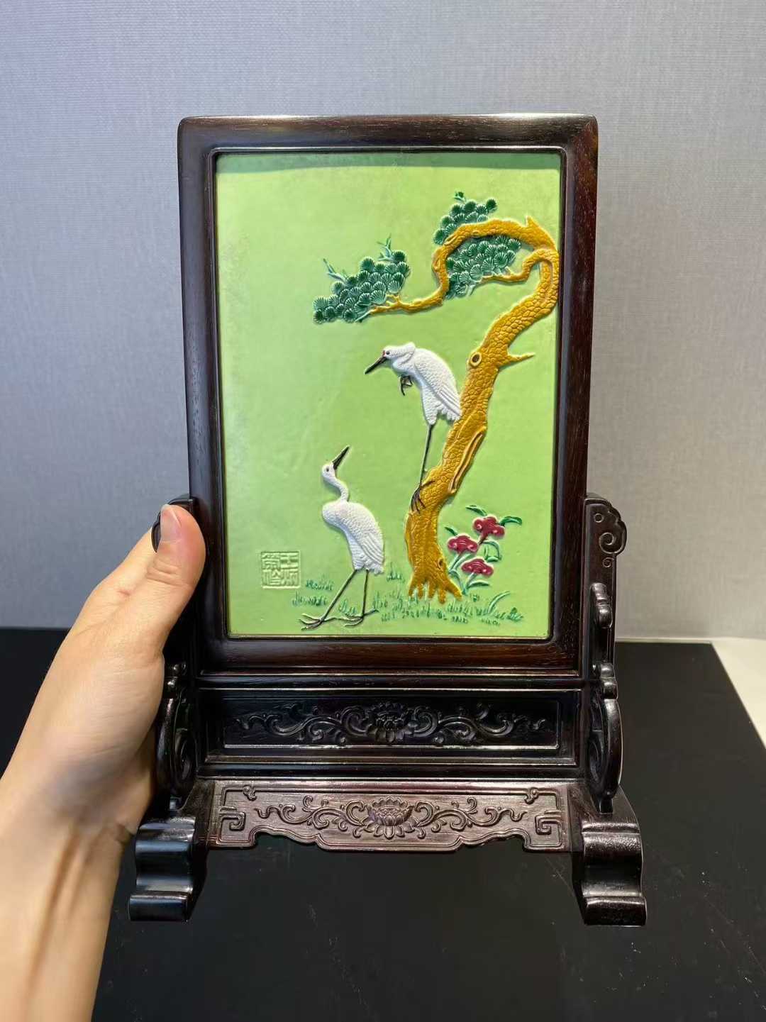 款：王炳荣 秋葵绿釉松鹤图雕瓷插屏