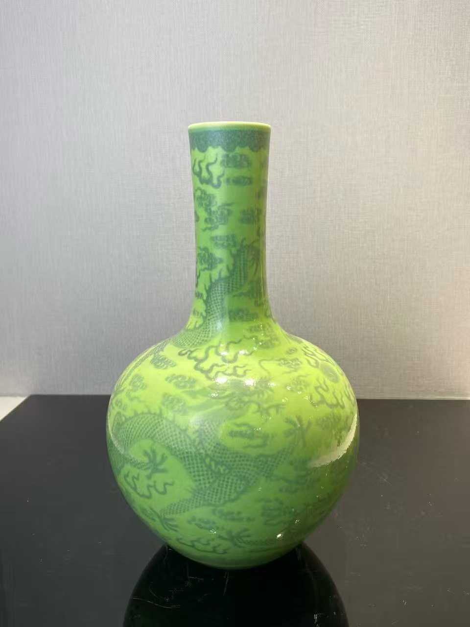 秋葵绿青花云龙纹天球瓶 款：大清乾隆年制