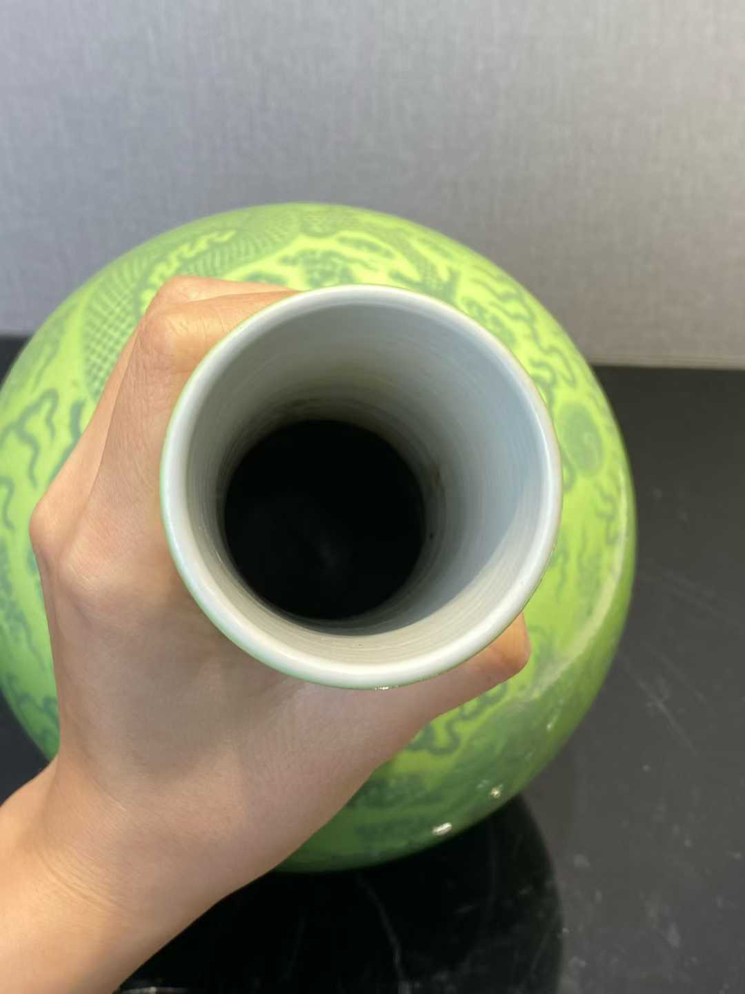 秋葵绿青花云龙纹天球瓶 款：大清乾隆年制