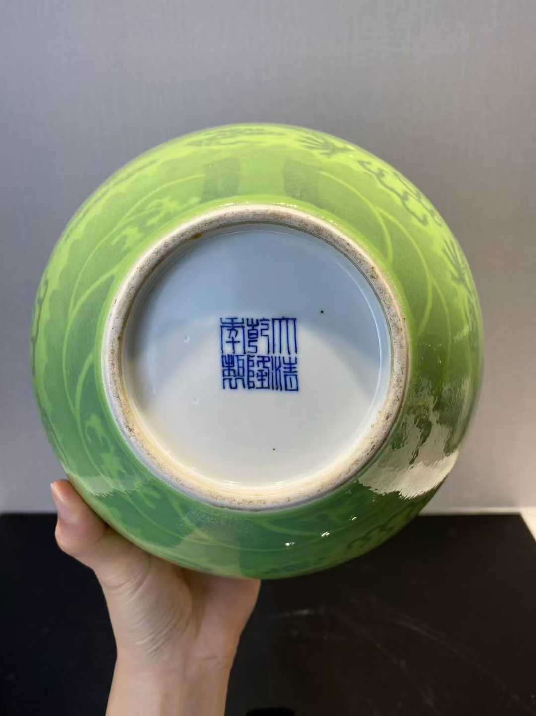 秋葵绿青花云龙纹天球瓶 款：大清乾隆年制