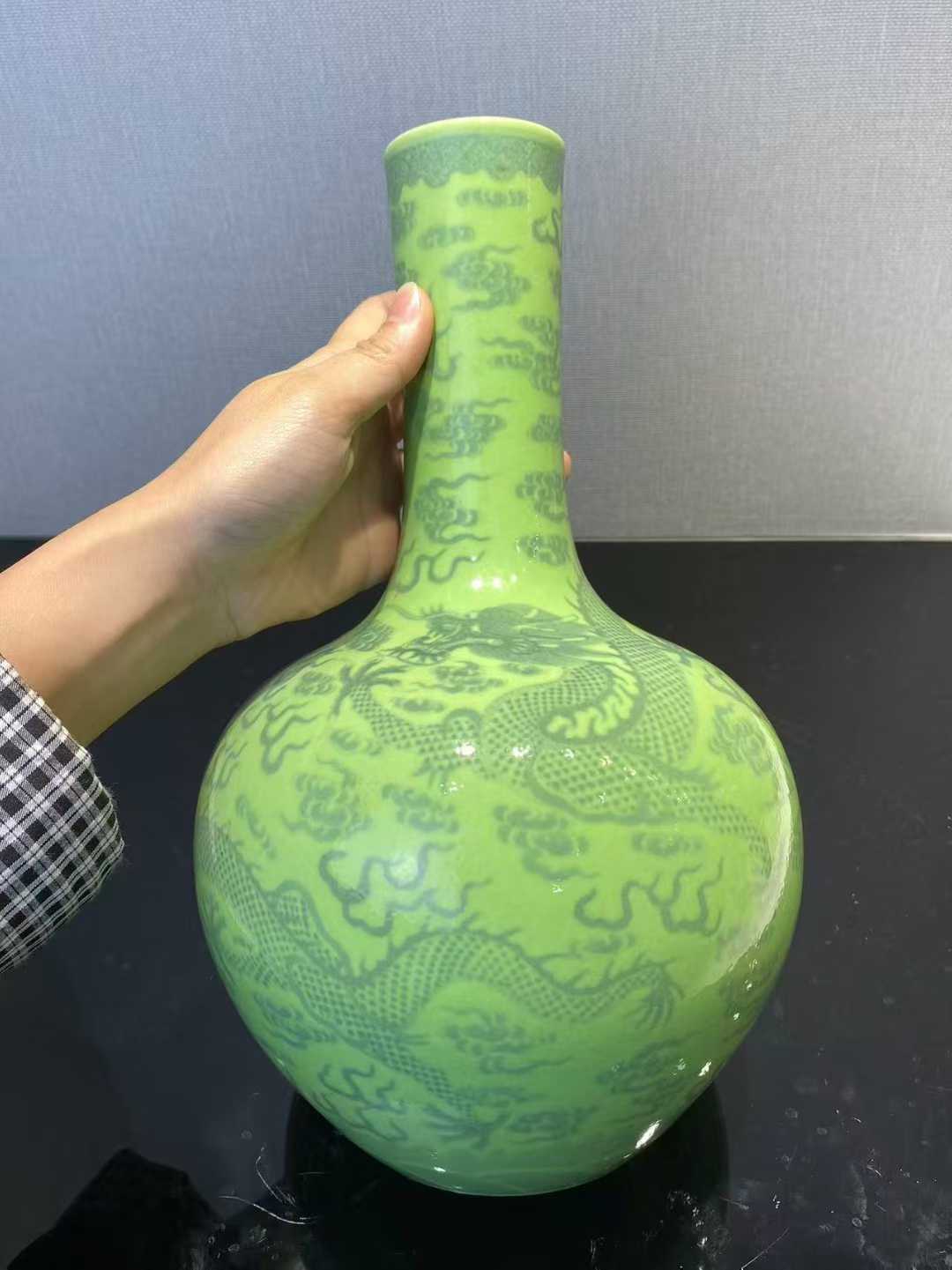 秋葵绿青花云龙纹天球瓶 款：大清乾隆年制