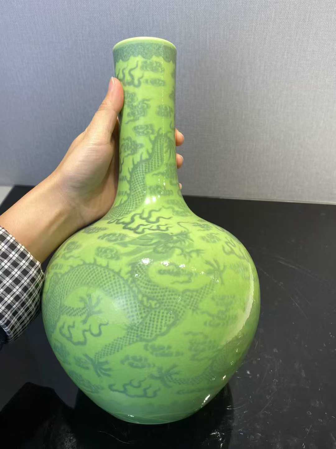 秋葵绿青花云龙纹天球瓶 款：大清乾隆年制