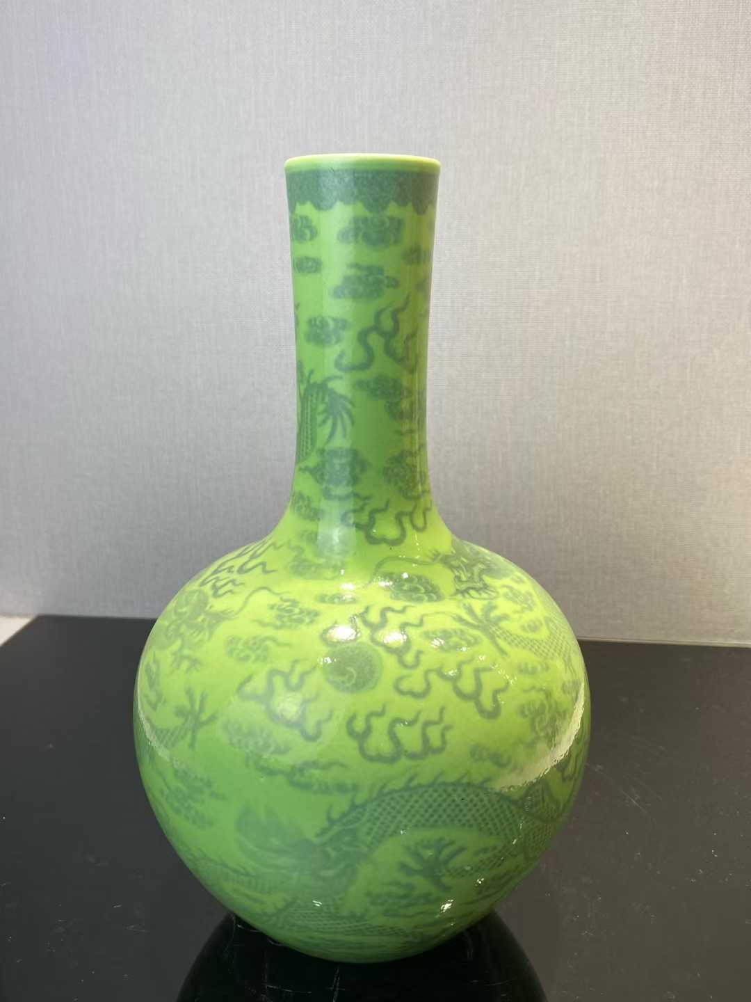 秋葵绿青花云龙纹天球瓶 款：大清乾隆年制