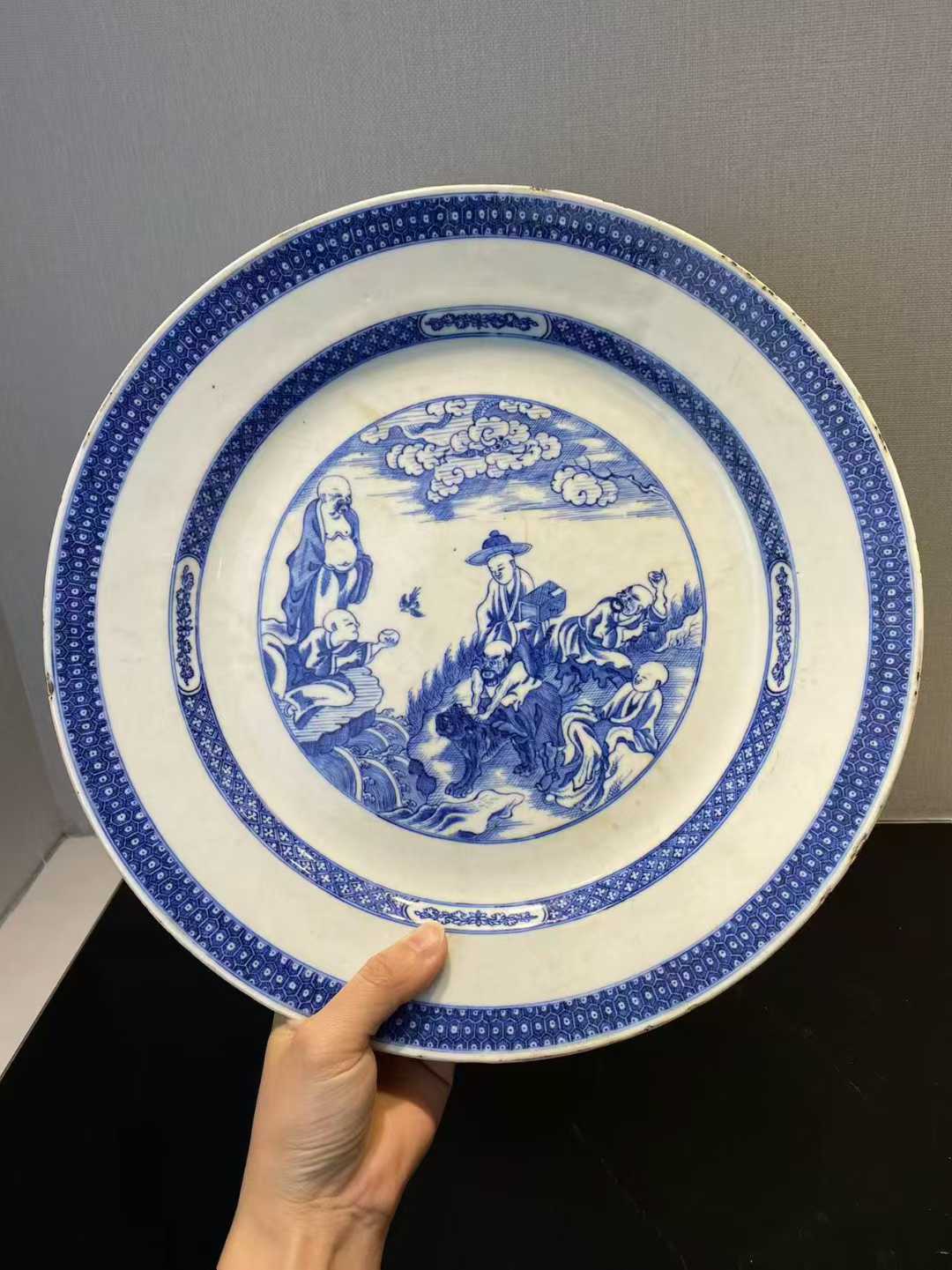 浆胎青花六罗汉图大盘