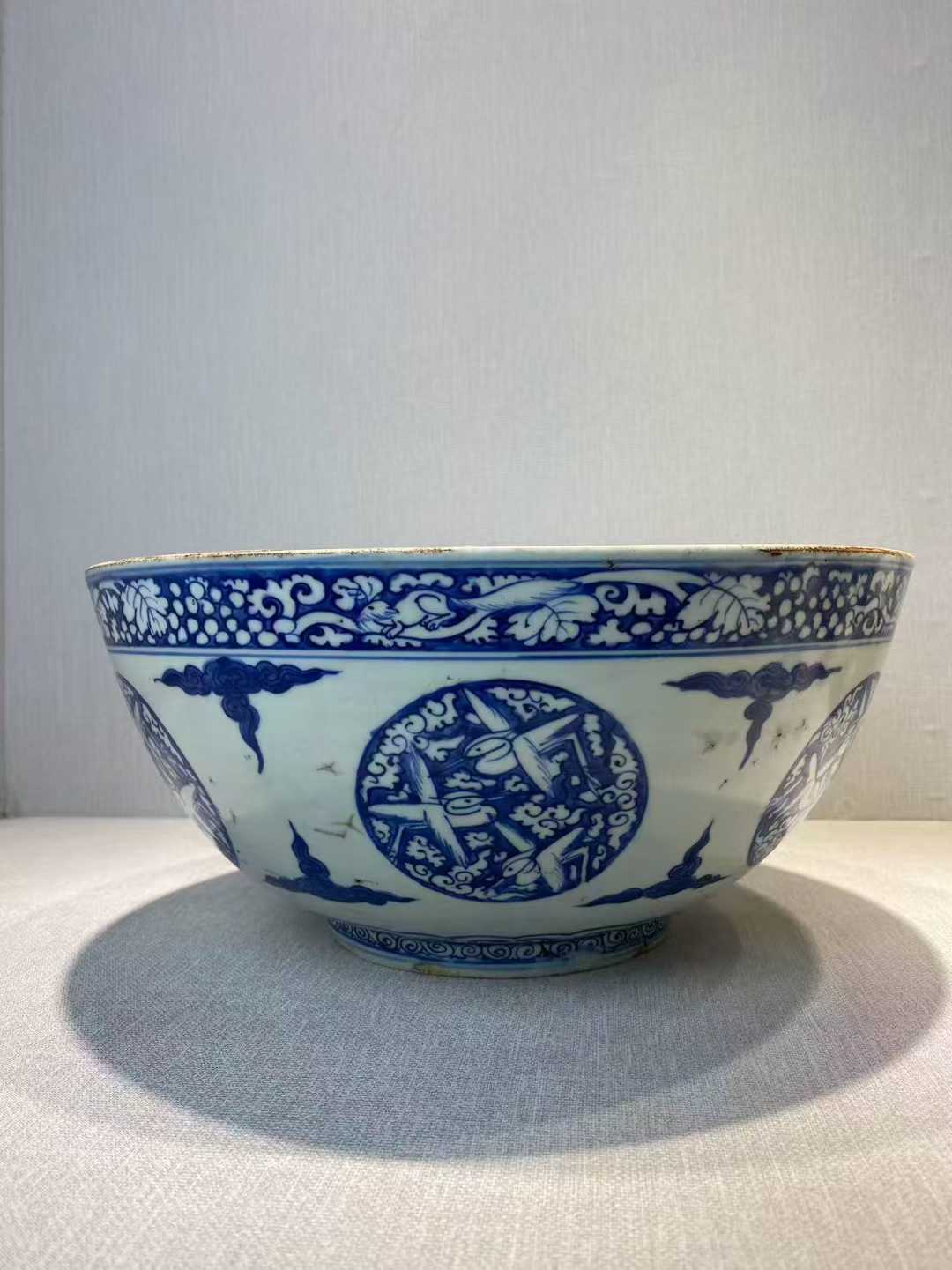 蒲王府用瓷 青花外团鹤云纹内麒麟纹大碗