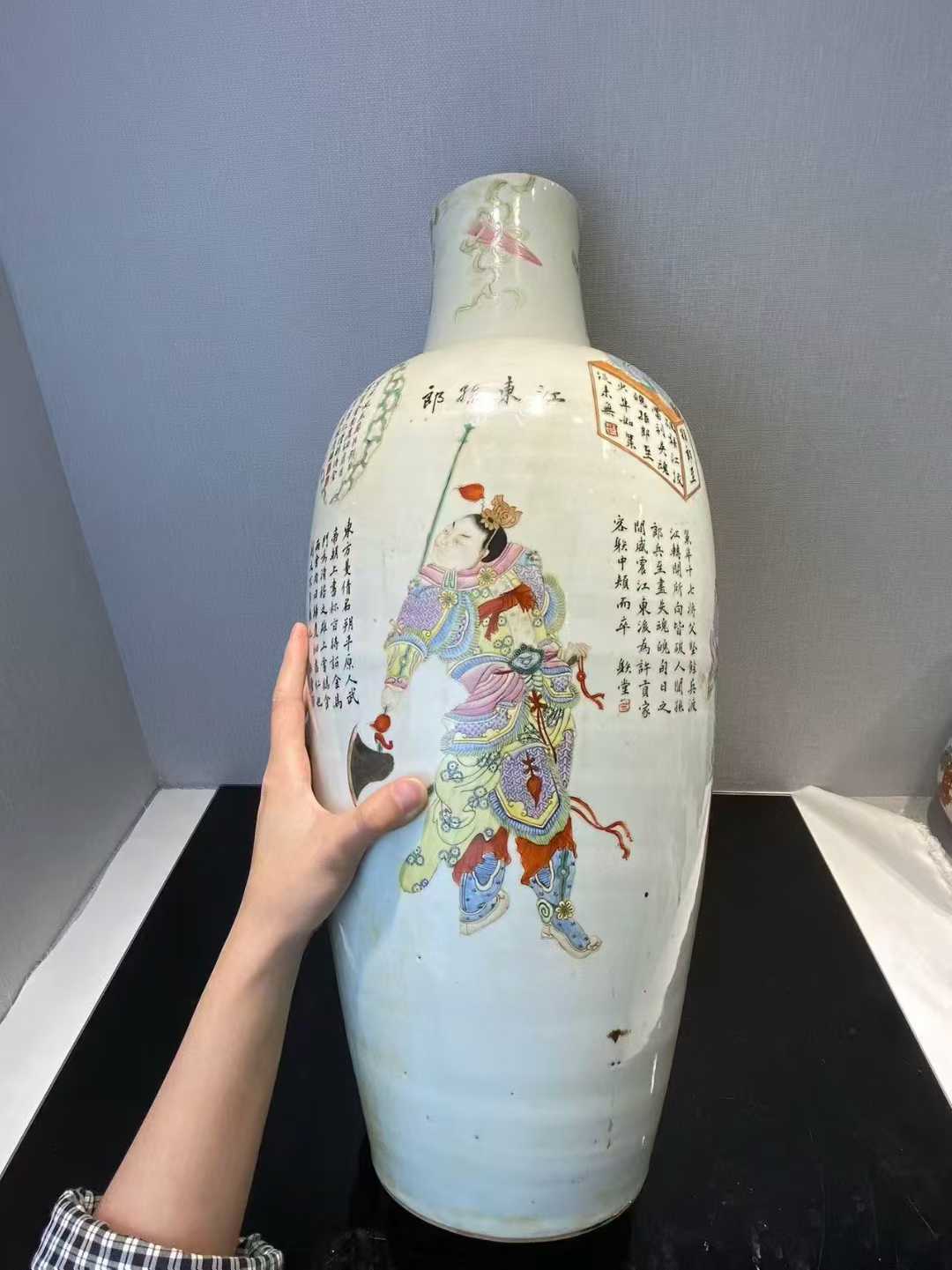 粉彩无双谱诗文大瓶 款：大清乾隆年制