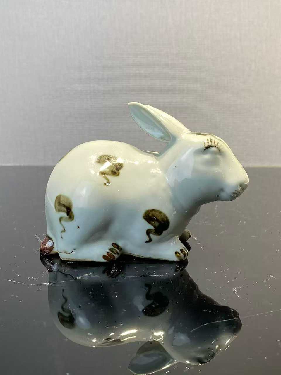 白釉点褐彩兔子塑像