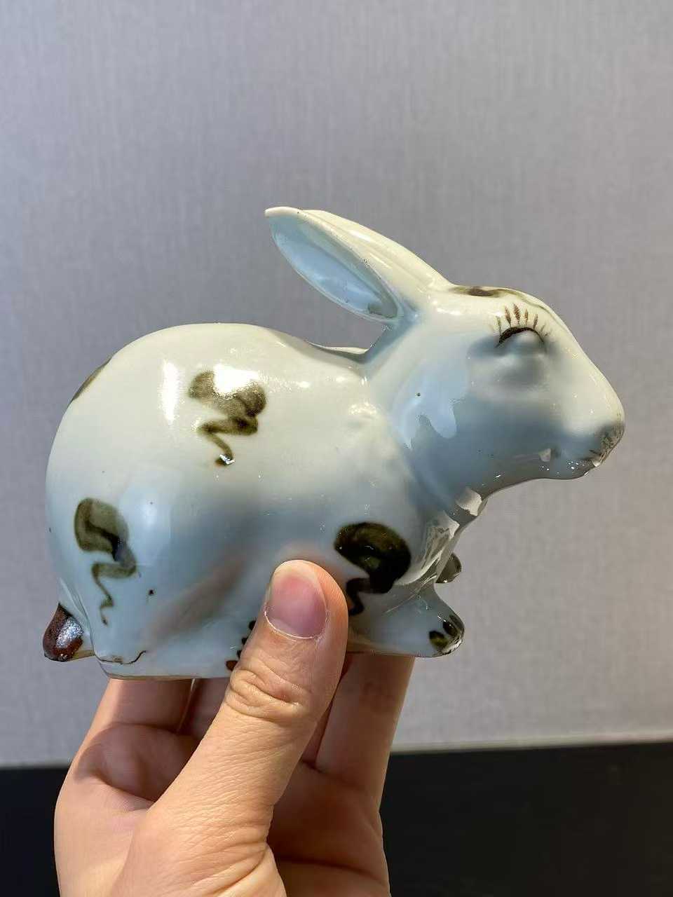 白釉点褐彩兔子塑像