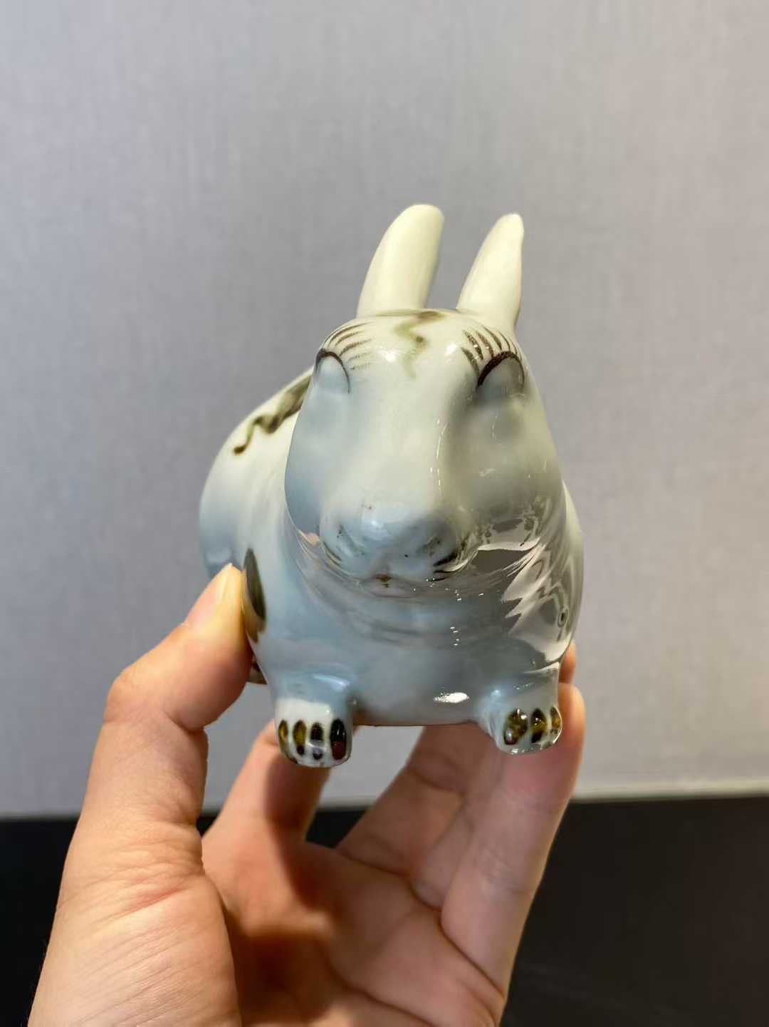 白釉点褐彩兔子塑像