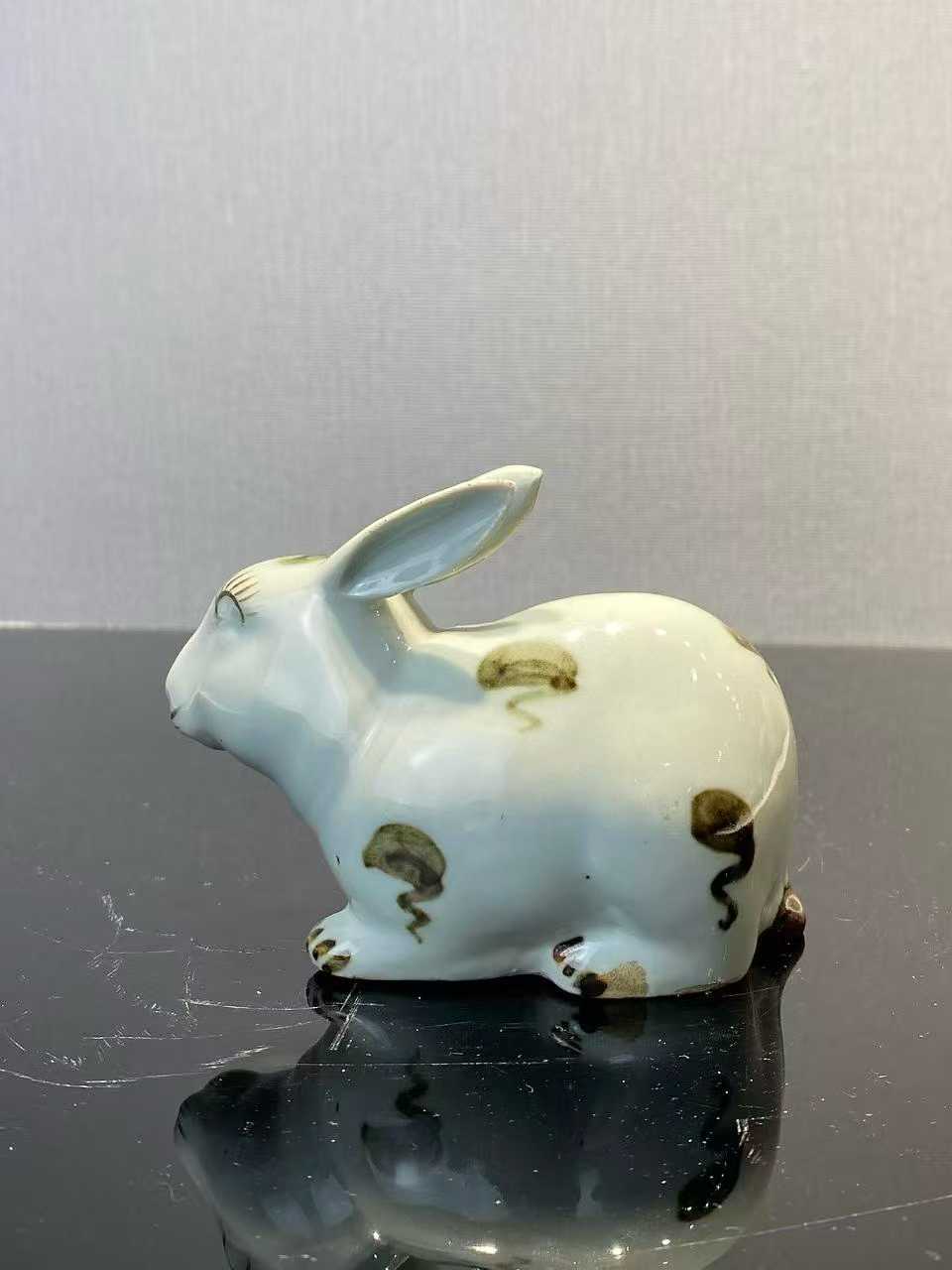 白釉点褐彩兔子塑像