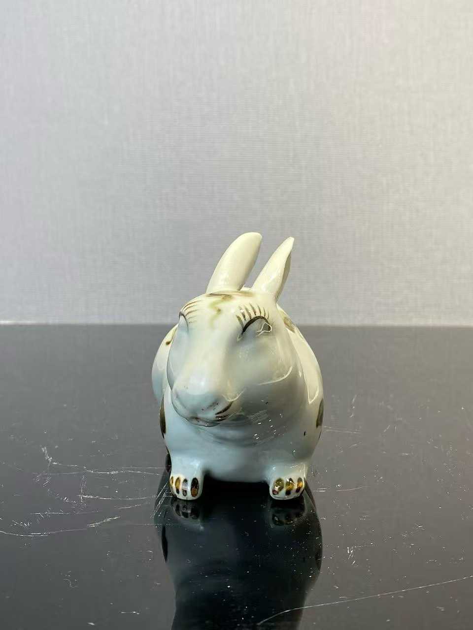 白釉点褐彩兔子塑像