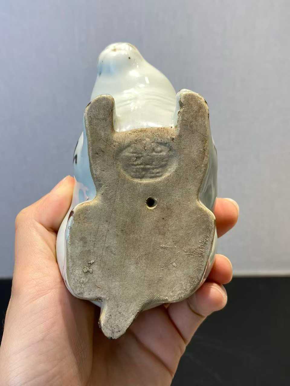 白釉点褐彩兔子塑像