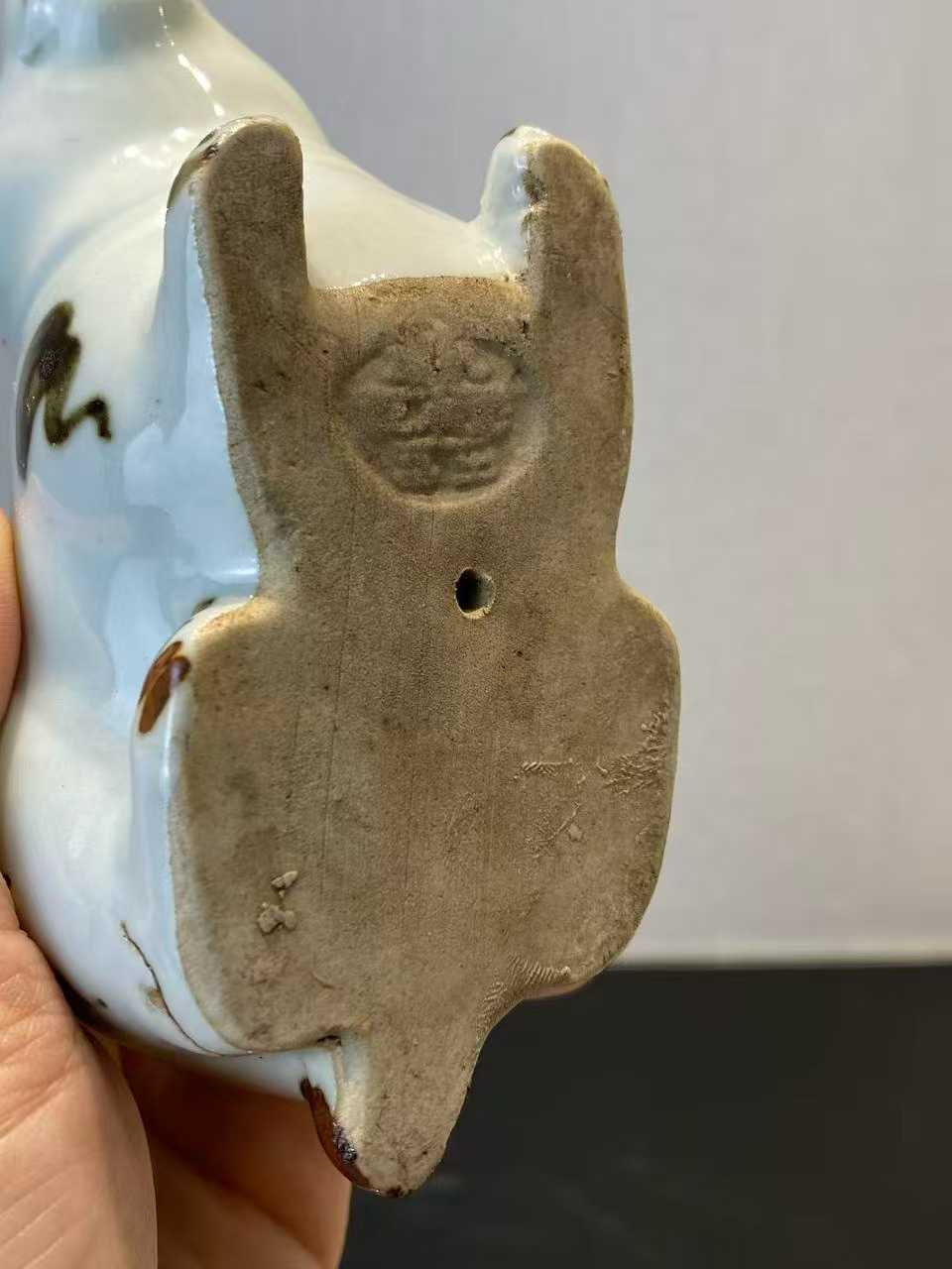 白釉点褐彩兔子塑像