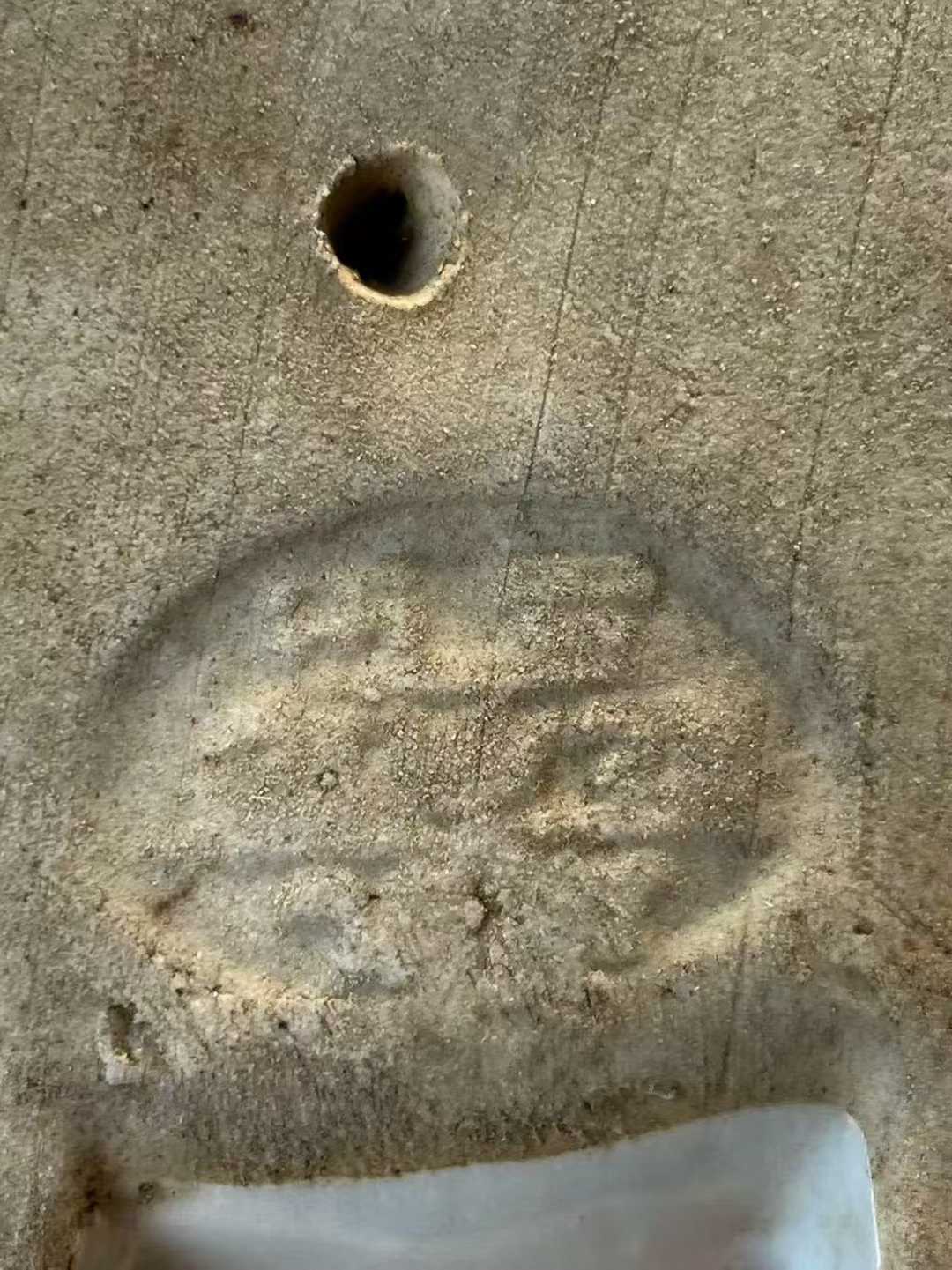 白釉点褐彩兔子塑像