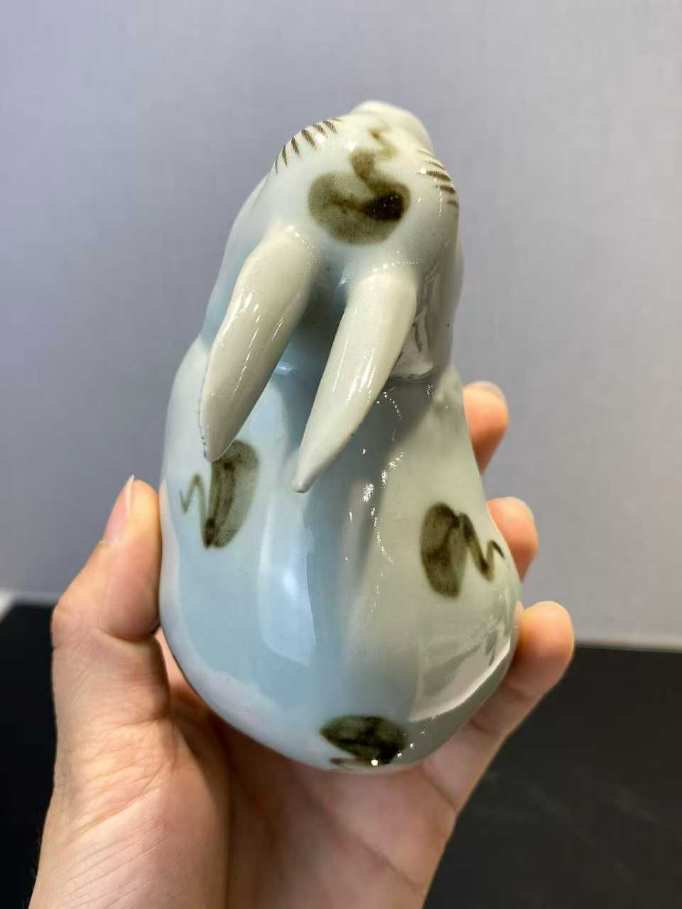 白釉点褐彩兔子塑像