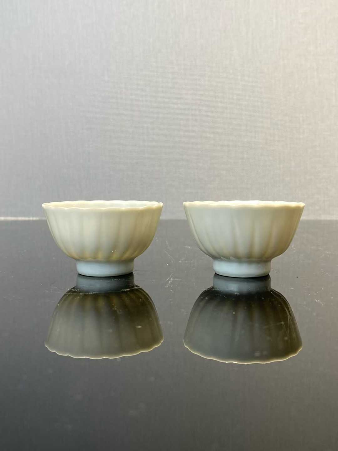 白釉菊瓣纹杯一对