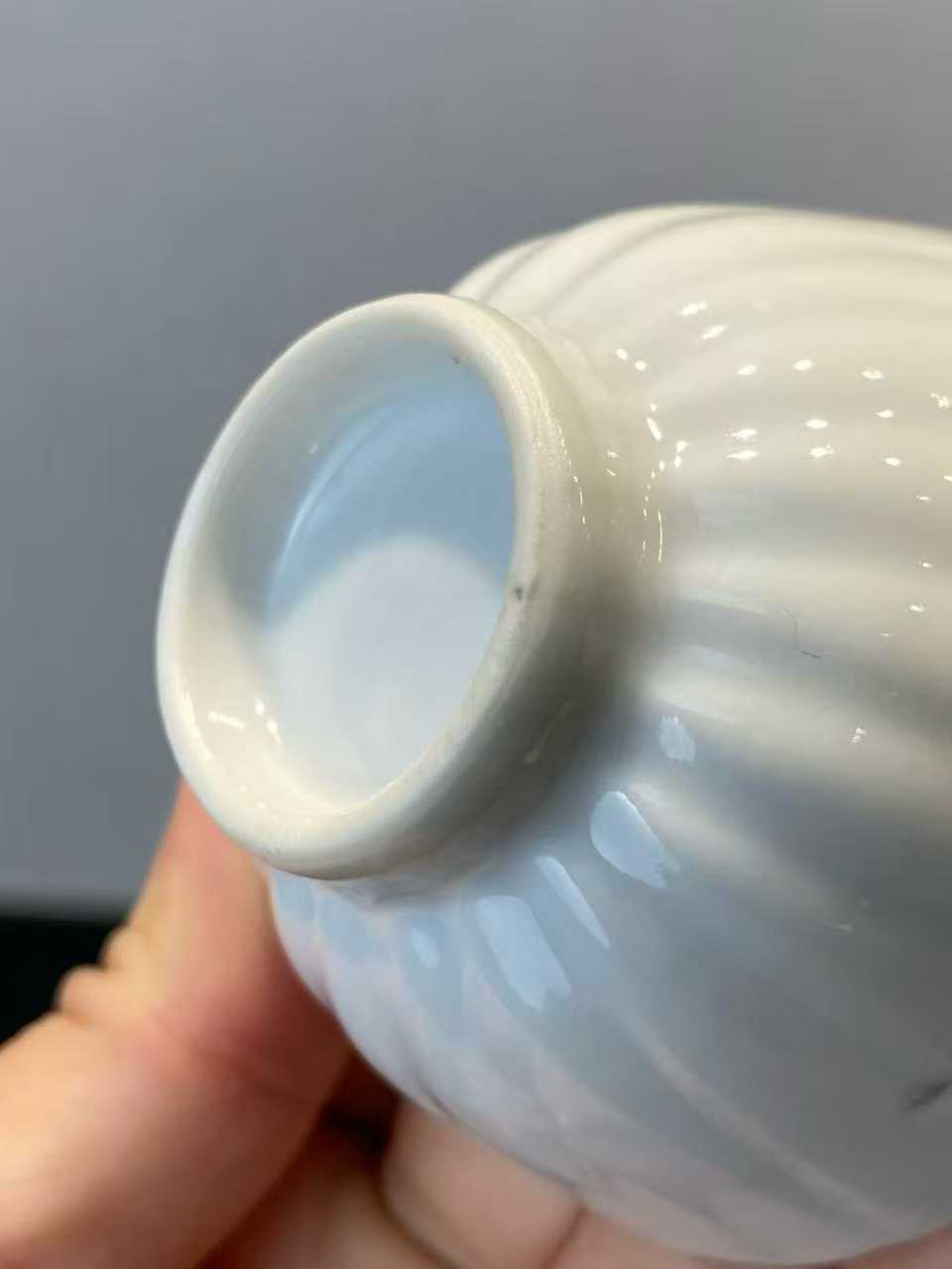 白釉菊瓣纹杯一对