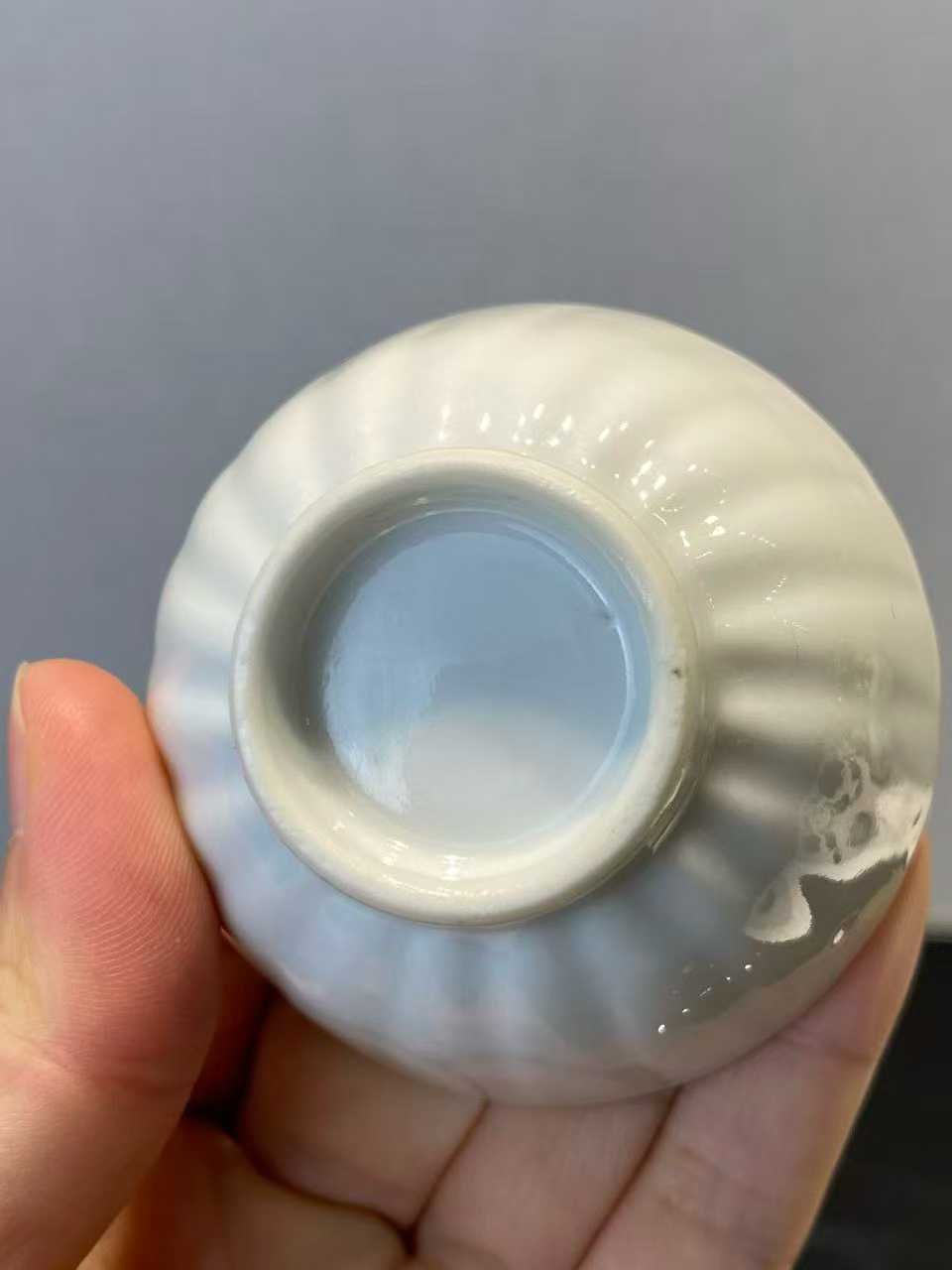 白釉菊瓣纹杯一对