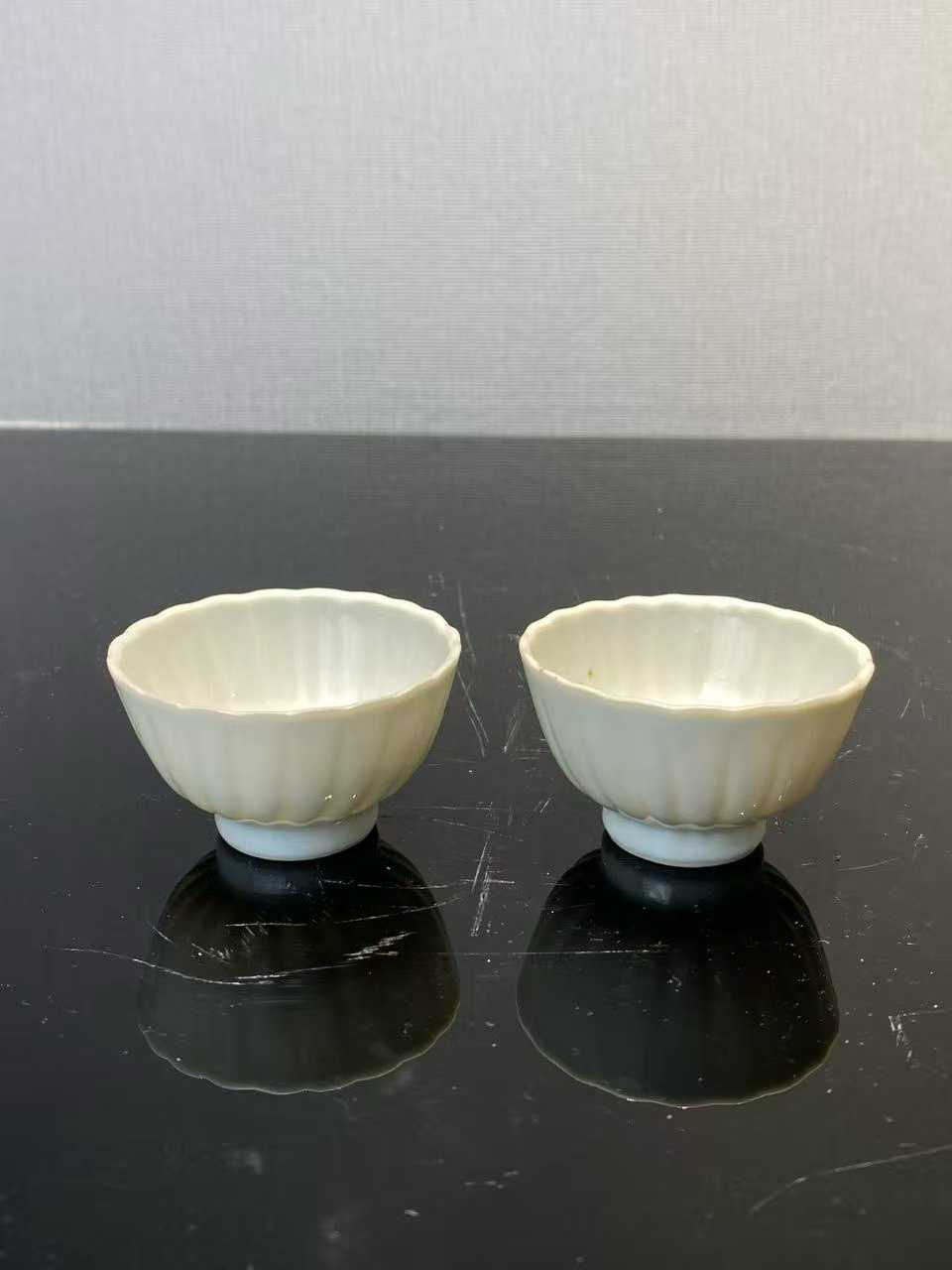 白釉菊瓣纹杯一对