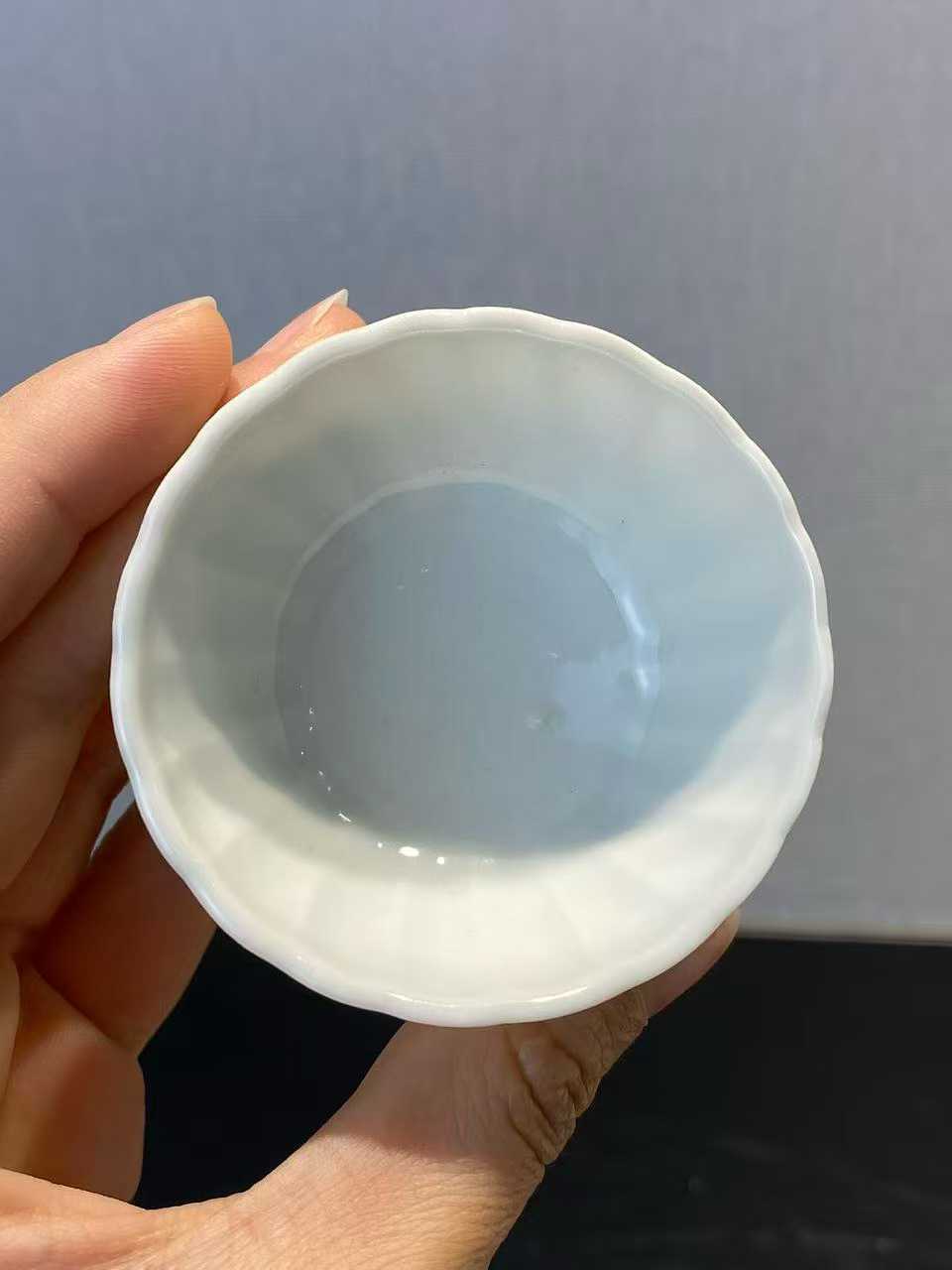 白釉菊瓣纹杯一对