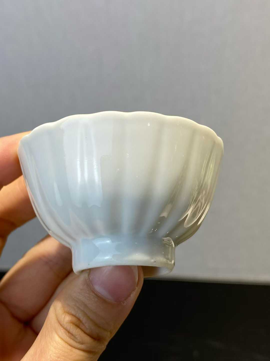 白釉菊瓣纹杯一对