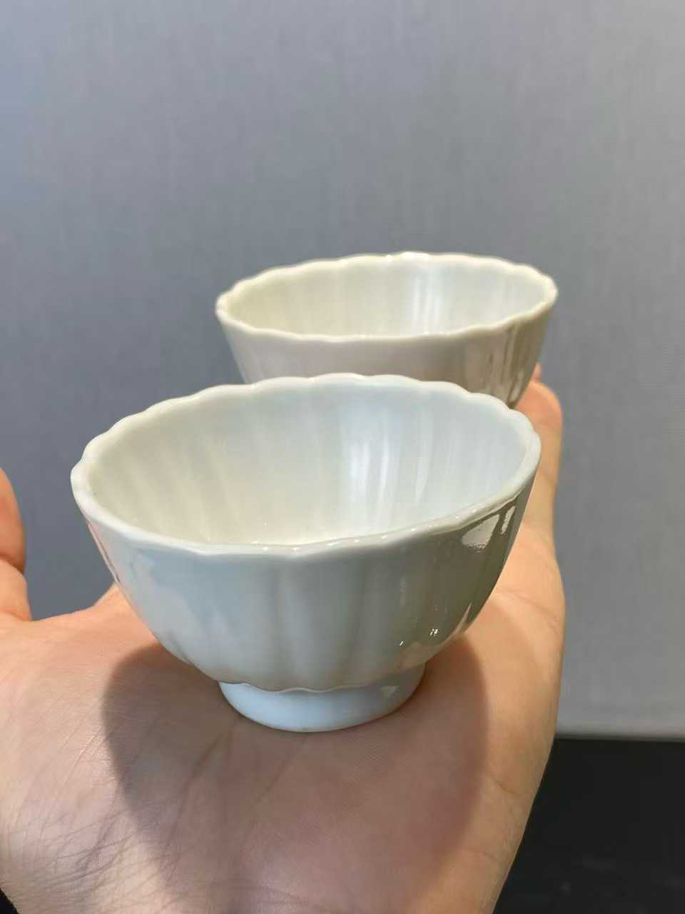 白釉菊瓣纹杯一对