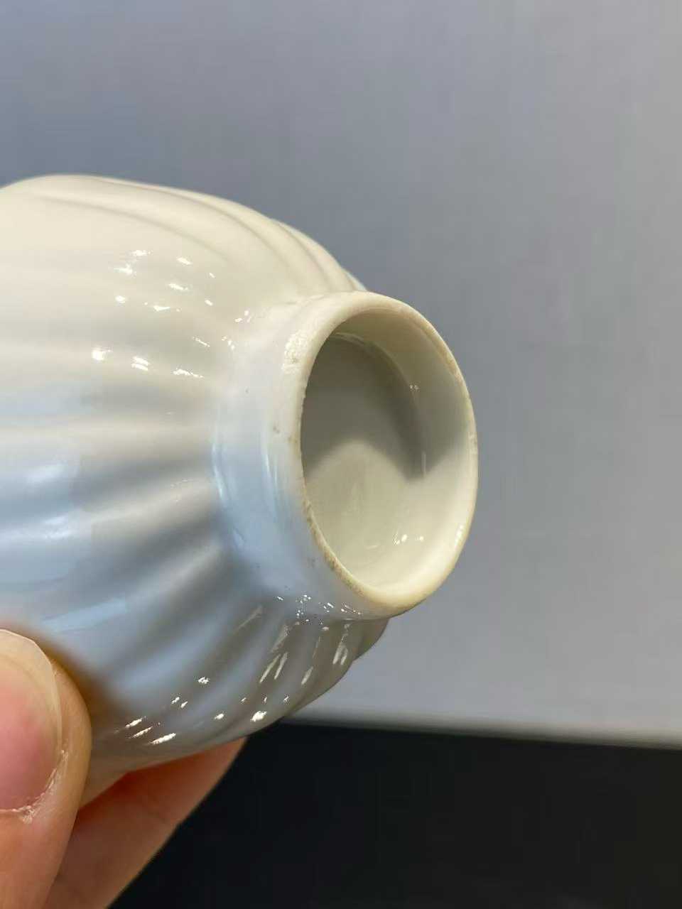 白釉菊瓣纹杯一对