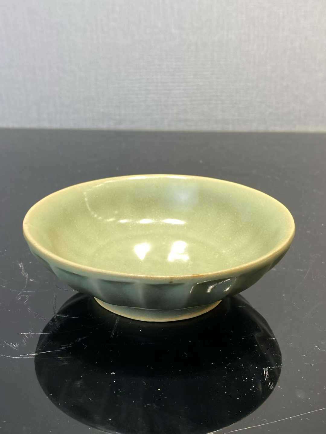 龙泉窑莲瓣纹盘