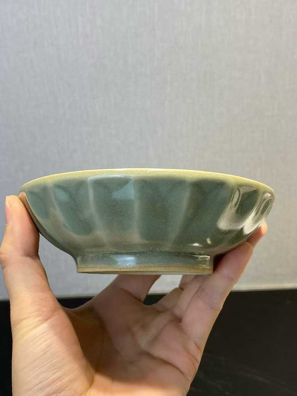 龙泉窑莲瓣纹盘