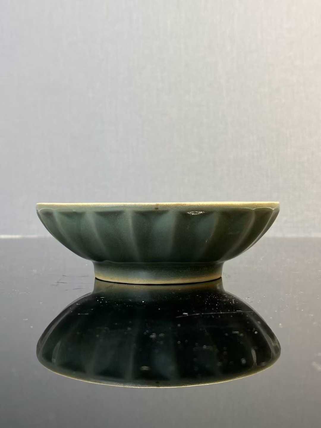 龙泉窑莲瓣纹盘