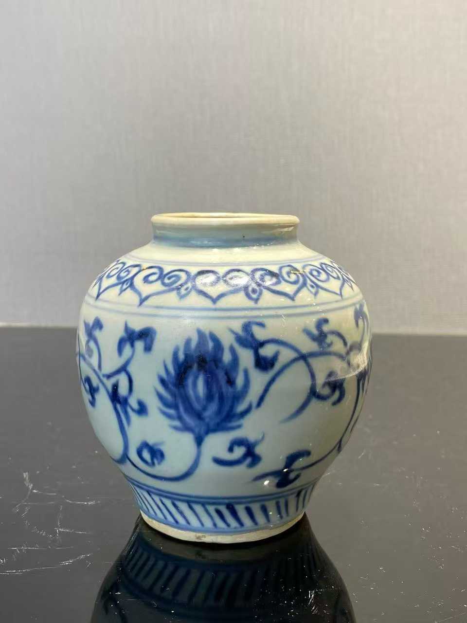 青花缠枝莲纹罐