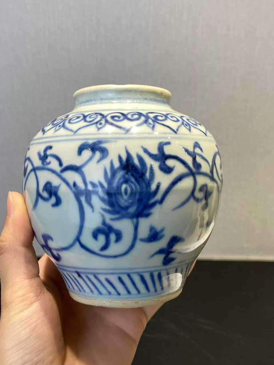 青花缠枝莲纹罐