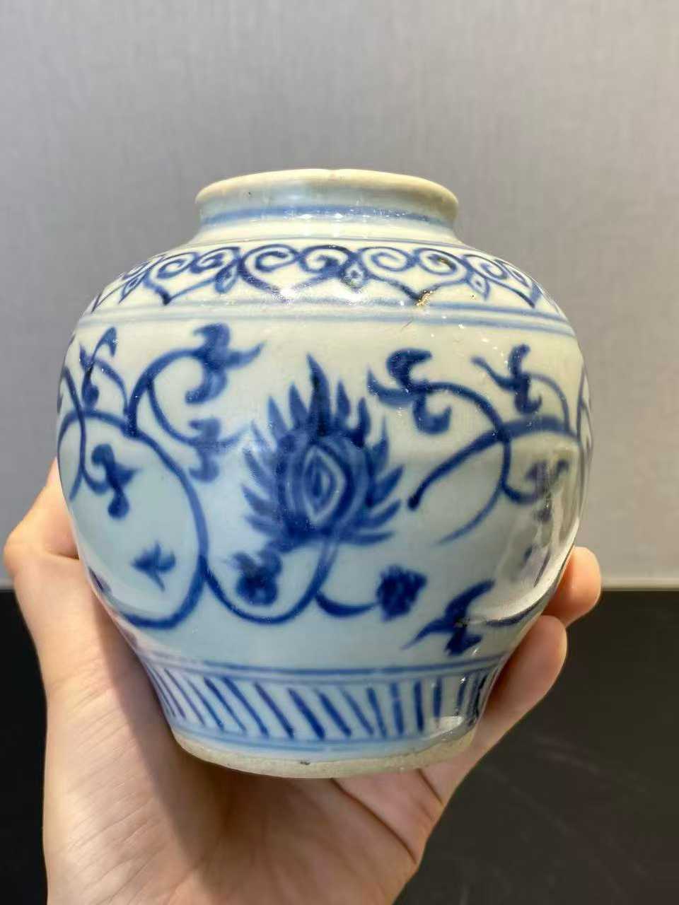 青花缠枝莲纹罐