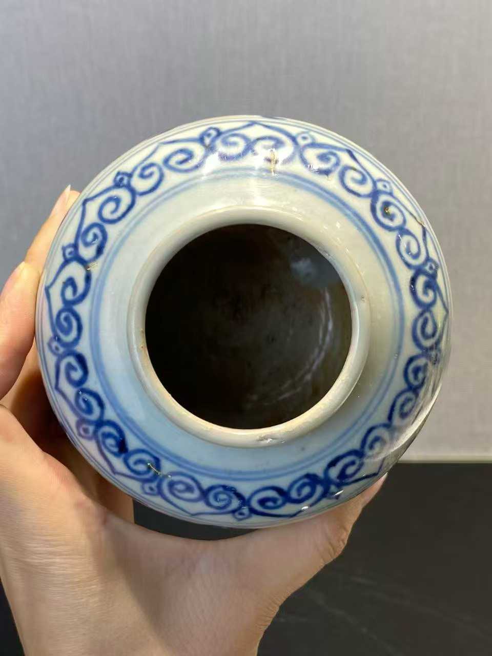 青花缠枝莲纹罐